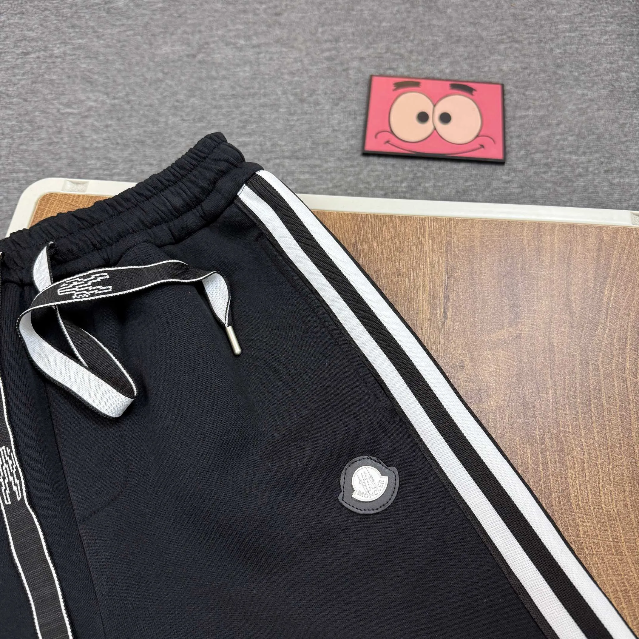 P220 💰Model No. C133 New style hooded iron mark striped drawstring webbing straight-leg sweatpants MONCLER official website ZP synchronized new sweatpants. The fabric is made of 450g heavyweight double-ply double yarn composite fabric classic hooded iron mark ➕ printed webbing technology. Two-color classic cotton webbing on the side. Elastic drawstring waist design is full of flexibility. The inner hemming and stripping workmanship is high and the details are perfect. The fit is loose. Made with conscience, it can withstand high temperatures and will not fall off. It can be machine washed. Factory-made workmanship, the bag strips are neatly arranged with double needles, a popular Internet celebrity model, very popular Color: Black Size: S M L XL