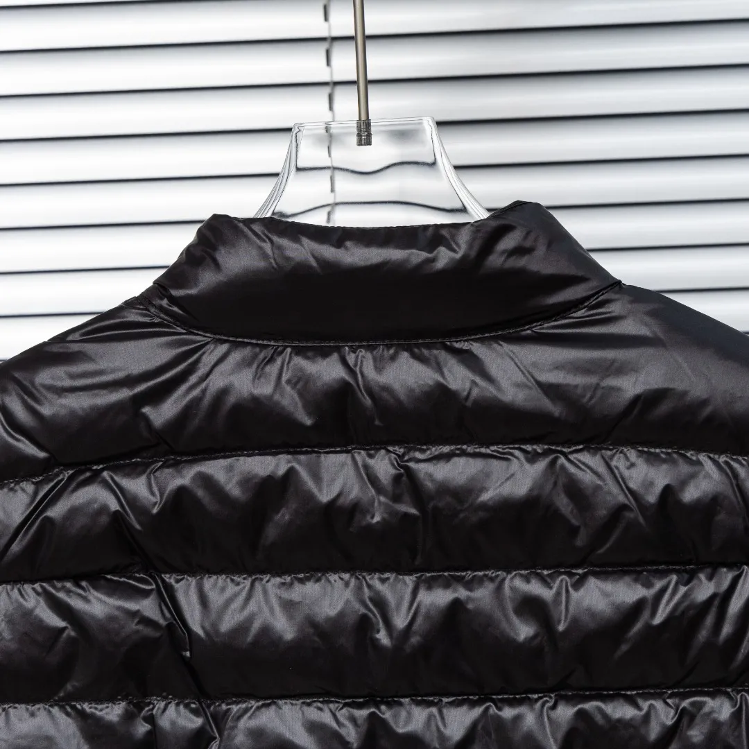 P720 top version (different currencies) Style: Moncler Moncler IGELLE series solid color zipper slim fit and thin waist rib down jacket (all made of national standard 90 goose down, sizes are all authentic digital sizes) Color: picture color Size: 1-2-3-4 Fabric: 90 goose down Accessories: full set of customized accessories No gender distinction, same style for men and women