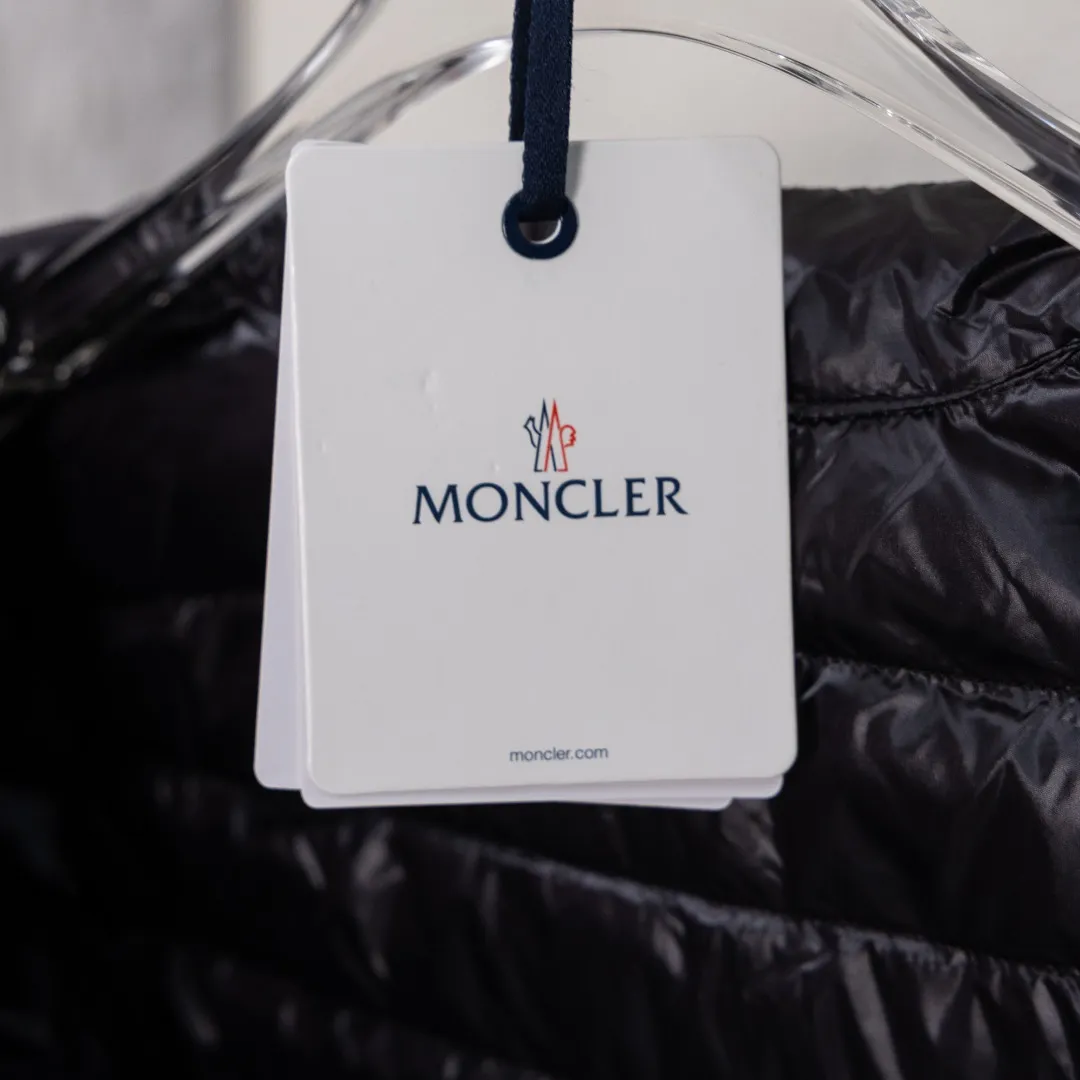 P720 top version (different currencies) Style: Moncler Moncler IGELLE series solid color zipper slim fit and thin waist rib down jacket (all made of national standard 90 goose down, sizes are all authentic digital sizes) Color: picture color Size: 1-2-3-4 Fabric: 90 goose down Accessories: full set of customized accessories No gender distinction, same style for men and women