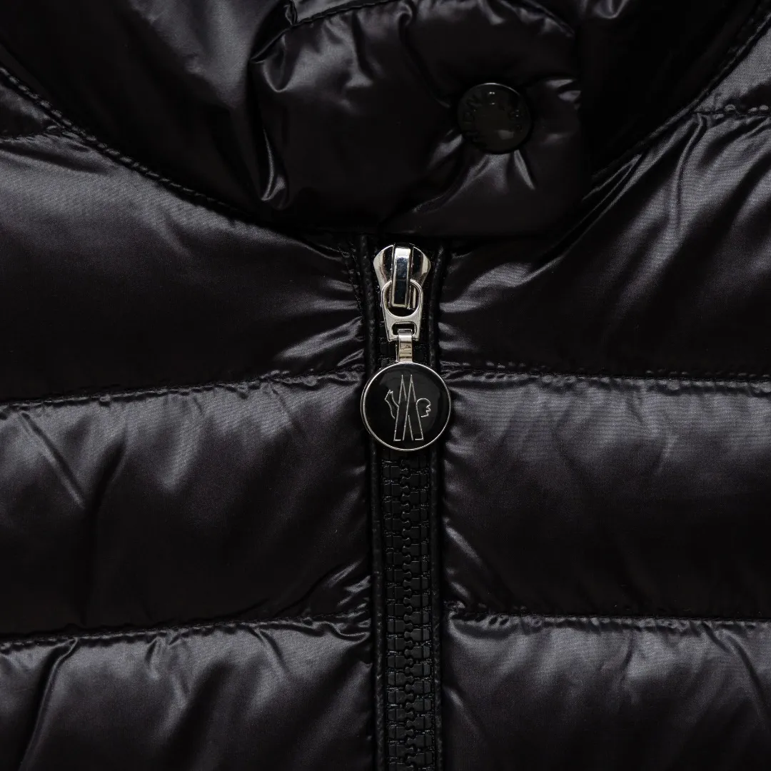 P720 top version (different currencies) Style: Moncler Moncler IGELLE series solid color zipper slim fit and thin waist rib down jacket (all made of national standard 90 goose down, sizes are all authentic digital sizes) Color: picture color Size: 1-2-3-4 Fabric: 90 goose down Accessories: full set of customized accessories No gender distinction, same style for men and women