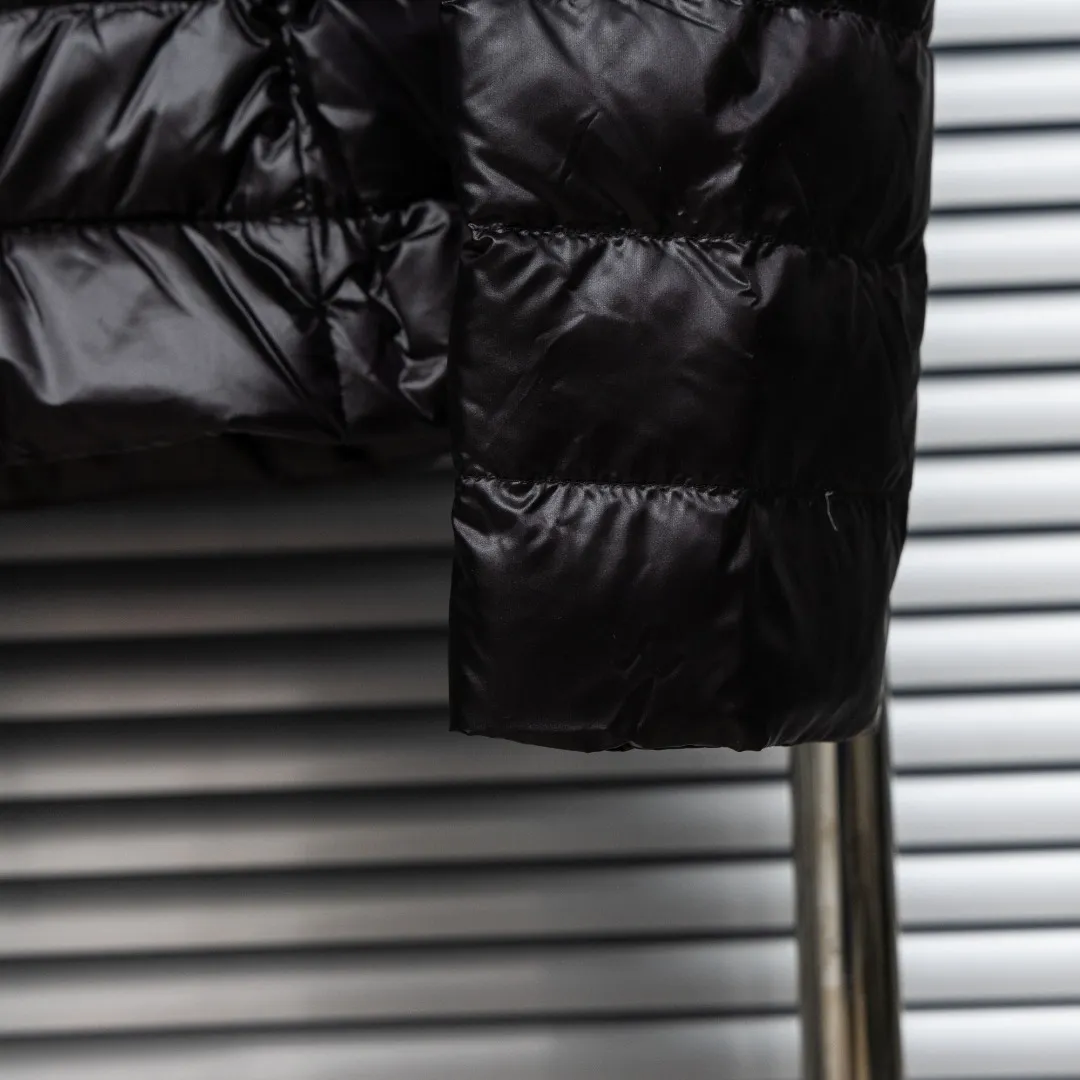 P720 top version (different currencies) Style: Moncler Moncler IGELLE series solid color zipper slim fit and thin waist rib down jacket (all made of national standard 90 goose down, sizes are all authentic digital sizes) Color: picture color Size: 1-2-3-4 Fabric: 90 goose down Accessories: full set of customized accessories No gender distinction, same style for men and women