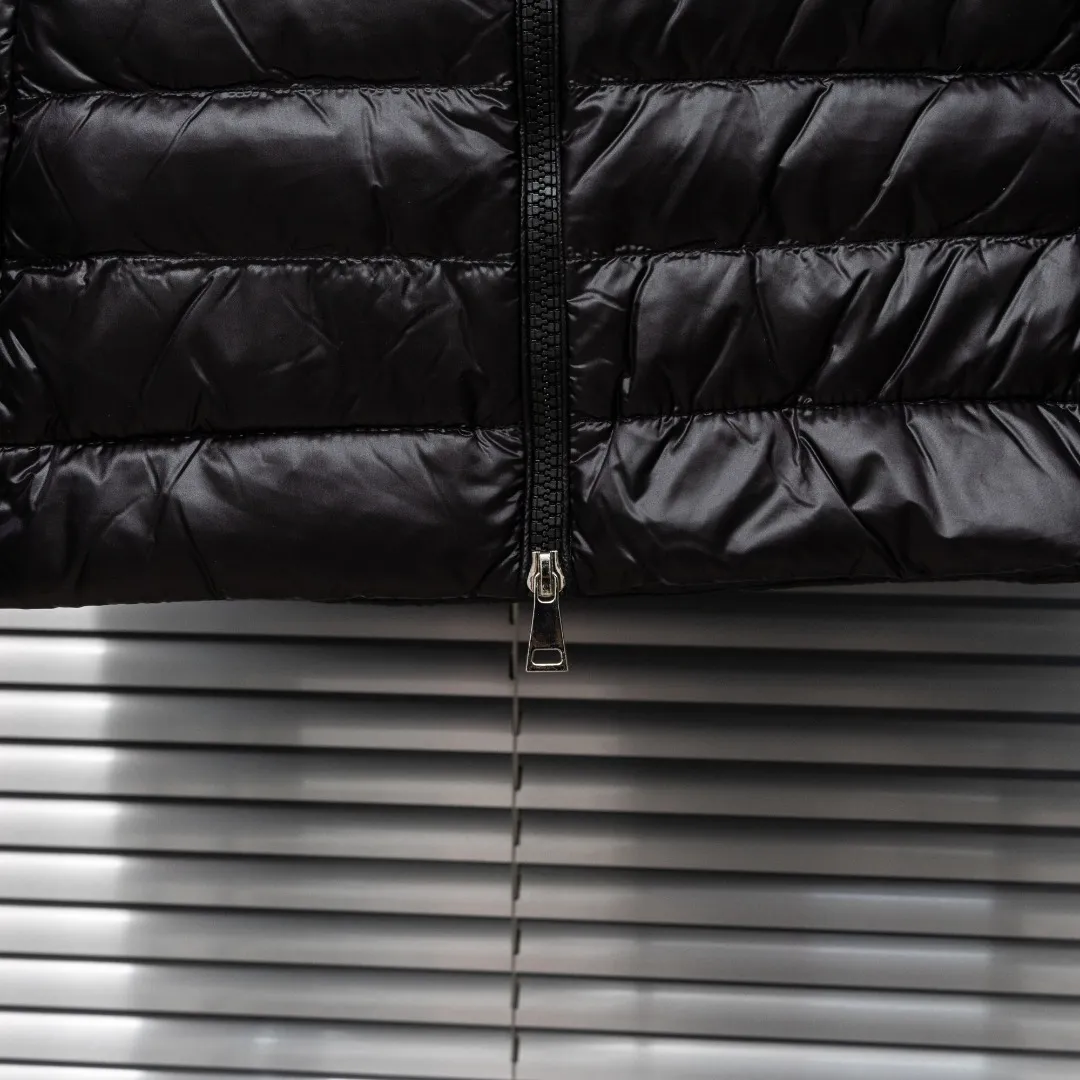 P720 top version (different currencies) Style: Moncler Moncler IGELLE series solid color zipper slim fit and thin waist rib down jacket (all made of national standard 90 goose down, sizes are all authentic digital sizes) Color: picture color Size: 1-2-3-4 Fabric: 90 goose down Accessories: full set of customized accessories No gender distinction, same style for men and women