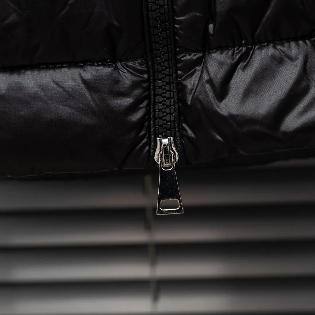 P720 top version (different currencies) Style: Moncler Moncler IGELLE series solid color zipper slim fit and thin waist rib down jacket (all made of national standard 90 goose down, sizes are all authentic digital sizes) Color: picture color Size: 1-2-3-4 Fabric: 90 goose down Accessories: full set of customized accessories No gender distinction, same style for men and women