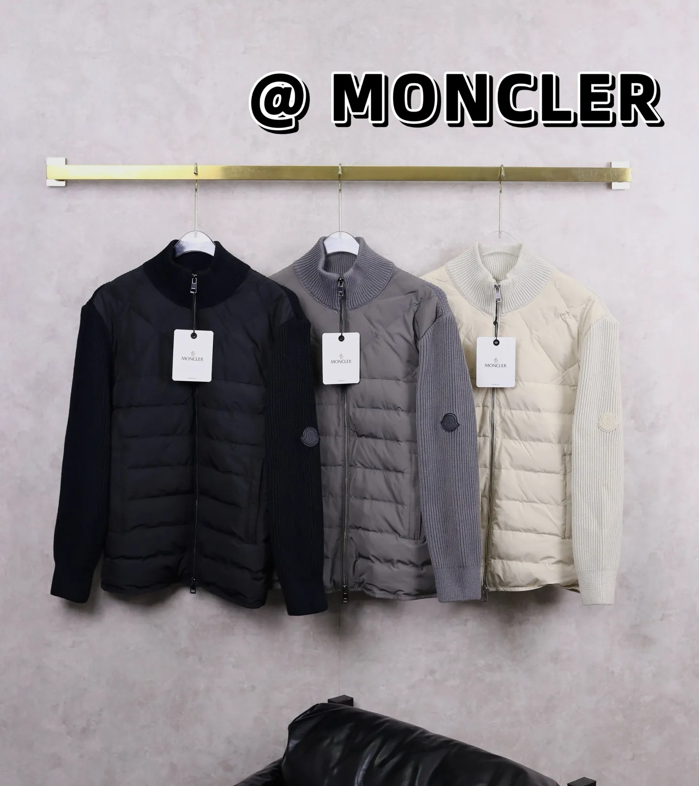 P520 MONCLER/MONCLER new national standard 90 down light casual knitted down jacket new national standard 90 down with quality inspection report casual light knitted stitching stand collar fashionable down jacket Mengjia will release several sweaters with down at this time every year, and the splices are made of blended fabrics! In fact, the sweater with down is a classic and evergreen style in the Feather Royal counter. They are all in basic style and can be worn alone or paired with it as a sweater. This kind of counter mainly recommends this series of off-white, so most of them are also off-white. The front is made of down, and the back and both sleeves are made of blended fabrics. It cleverly uses two completely different materials to contrast and splice to create a sense of layering and recognition. It is handsome and adds a certain degree of warmth. The thickness and stiffness match the overall design. It is fully lined inside, which is extremely comfortable. The details are as distinctive as ever. I have to love this kind of knitted down. It is neither bloated nor too thin. It is a great item for autumn and winter, with good warmth retention and good looks! ! !