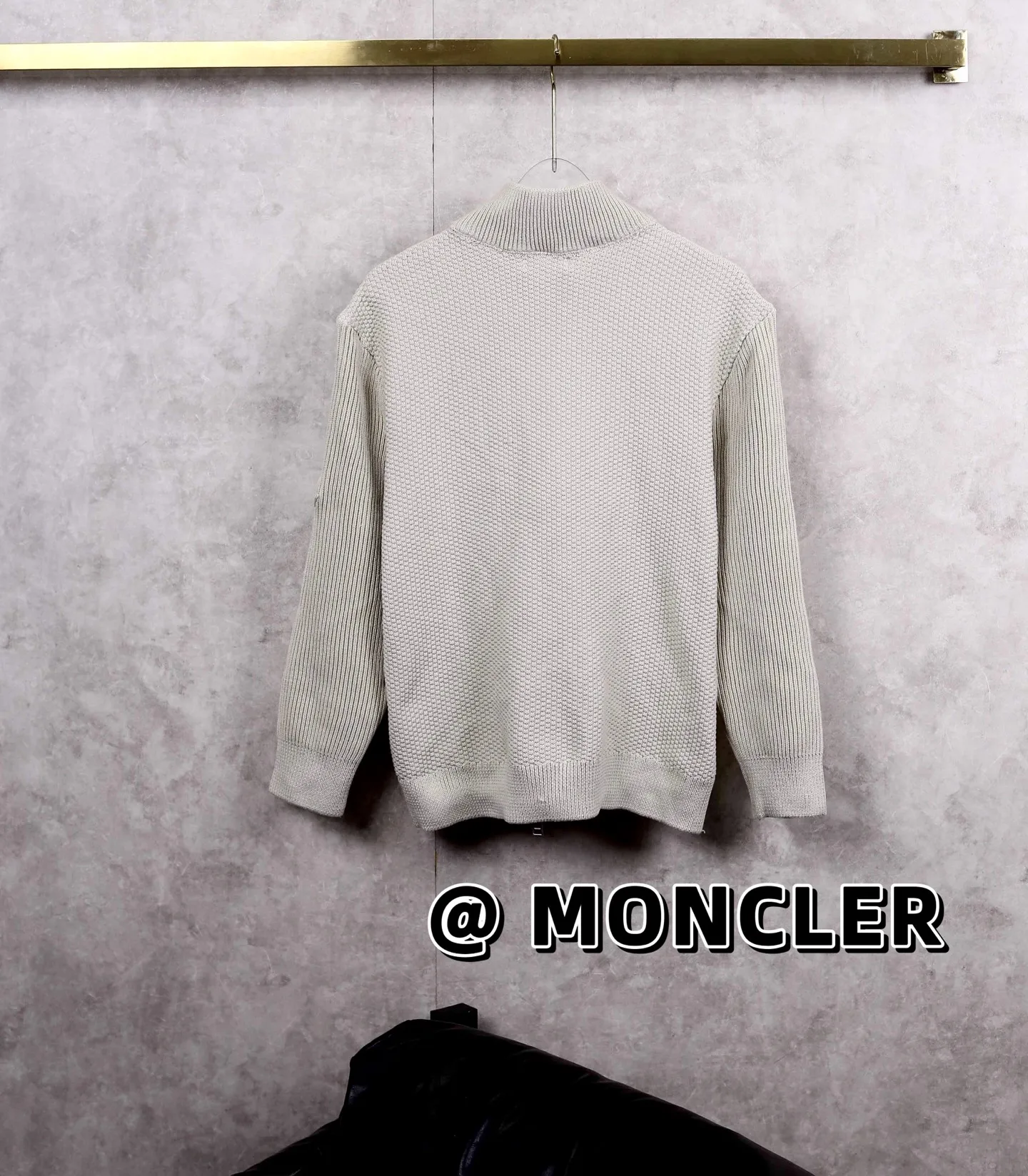 P520 MONCLER/MONCLER new national standard 90 down light casual knitted down jacket new national standard 90 down with quality inspection report casual light knitted stitching stand collar fashionable down jacket Mengjia will release several sweaters with down at this time every year, and the splices are made of blended fabrics! In fact, the sweater with down is a classic and evergreen style in the Feather Royal counter. They are all in basic style and can be worn alone or paired with it as a sweater. This kind of counter mainly recommends this series of off-white, so most of them are also off-white. The front is made of down, and the back and both sleeves are made of blended fabrics. It cleverly uses two completely different materials to contrast and splice to create a sense of layering and recognition. It is handsome and adds a certain degree of warmth. The thickness and stiffness match the overall design. It is fully lined inside, which is extremely comfortable. The details are as distinctive as ever. I have to love this kind of knitted down. It is neither bloated nor too thin. It is a great item for autumn and winter, with good warmth retention and good looks! ! !