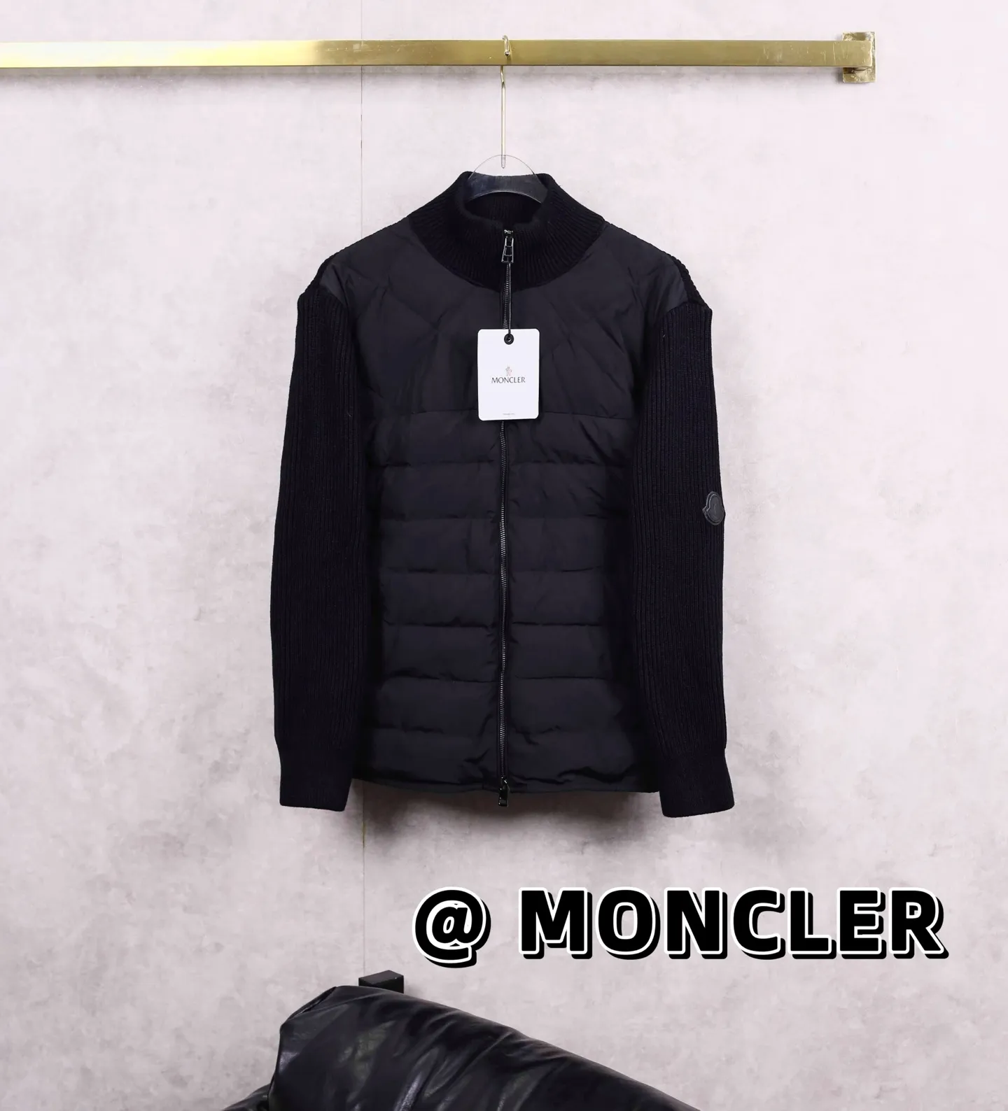 P520 MONCLER/MONCLER new national standard 90 down light casual knitted down jacket new national standard 90 down with quality inspection report casual light knitted stitching stand collar fashionable down jacket Mengjia will release several sweaters with down at this time every year, and the splices are made of blended fabrics! In fact, the sweater with down is a classic and evergreen style in the Feather Royal counter. They are all in basic style and can be worn alone or paired with it as a sweater. This kind of counter mainly recommends this series of off-white, so most of them are also off-white. The front is made of down, and the back and both sleeves are made of blended fabrics. It cleverly uses two completely different materials to contrast and splice to create a sense of layering and recognition. It is handsome and adds a certain degree of warmth. The thickness and stiffness match the overall design. It is fully lined inside, which is extremely comfortable. The details are as distinctive as ever. I have to love this kind of knitted down. It is neither bloated nor too thin. It is a great item for autumn and winter, with good warmth retention and good looks! ! !