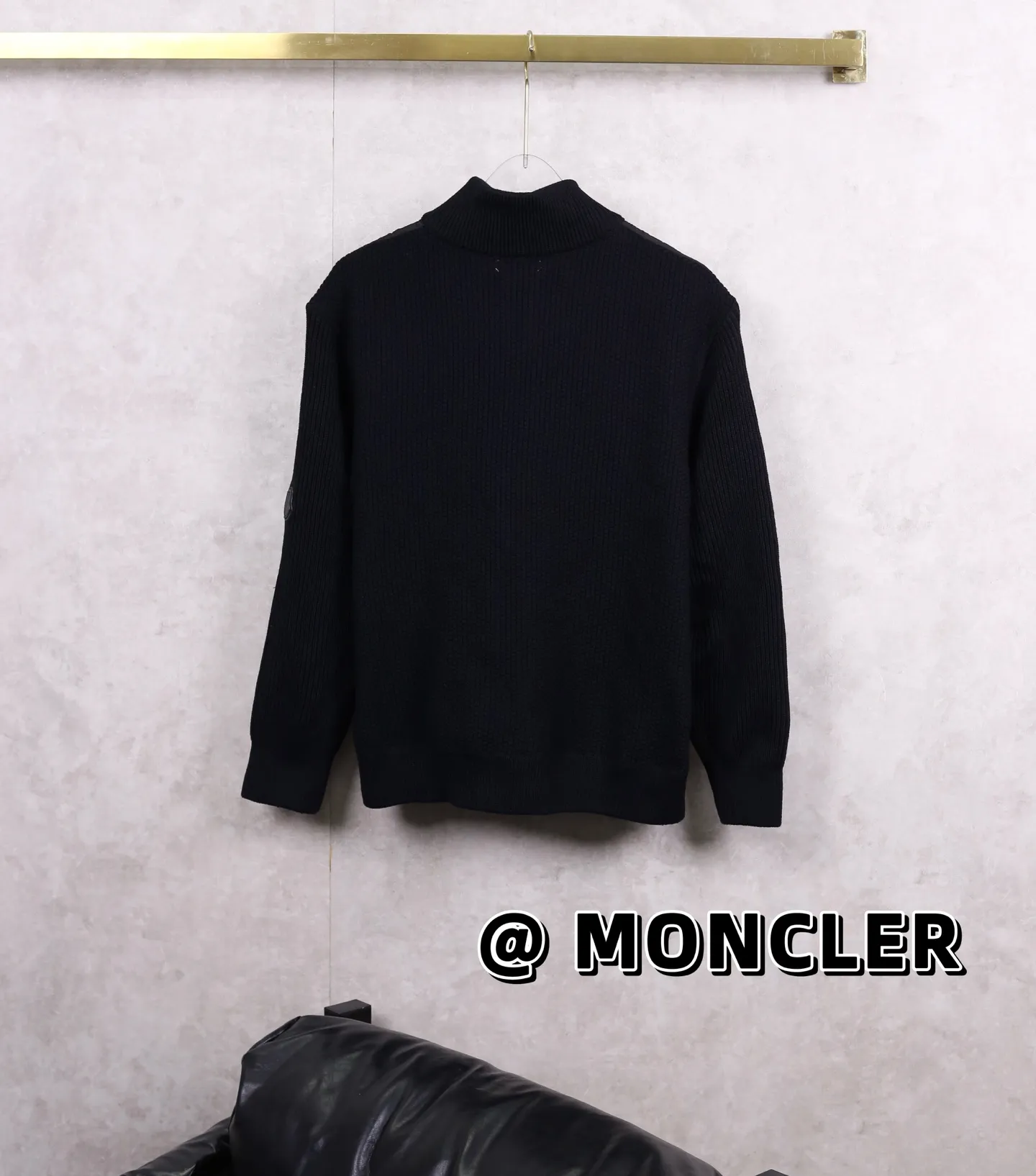 P520 MONCLER/MONCLER new national standard 90 down light casual knitted down jacket new national standard 90 down with quality inspection report casual light knitted stitching stand collar fashionable down jacket Mengjia will release several sweaters with down at this time every year, and the splices are made of blended fabrics! In fact, the sweater with down is a classic and evergreen style in the Feather Royal counter. They are all in basic style and can be worn alone or paired with it as a sweater. This kind of counter mainly recommends this series of off-white, so most of them are also off-white. The front is made of down, and the back and both sleeves are made of blended fabrics. It cleverly uses two completely different materials to contrast and splice to create a sense of layering and recognition. It is handsome and adds a certain degree of warmth. The thickness and stiffness match the overall design. It is fully lined inside, which is extremely comfortable. The details are as distinctive as ever. I have to love this kind of knitted down. It is neither bloated nor too thin. It is a great item for autumn and winter, with good warmth retention and good looks! ! !