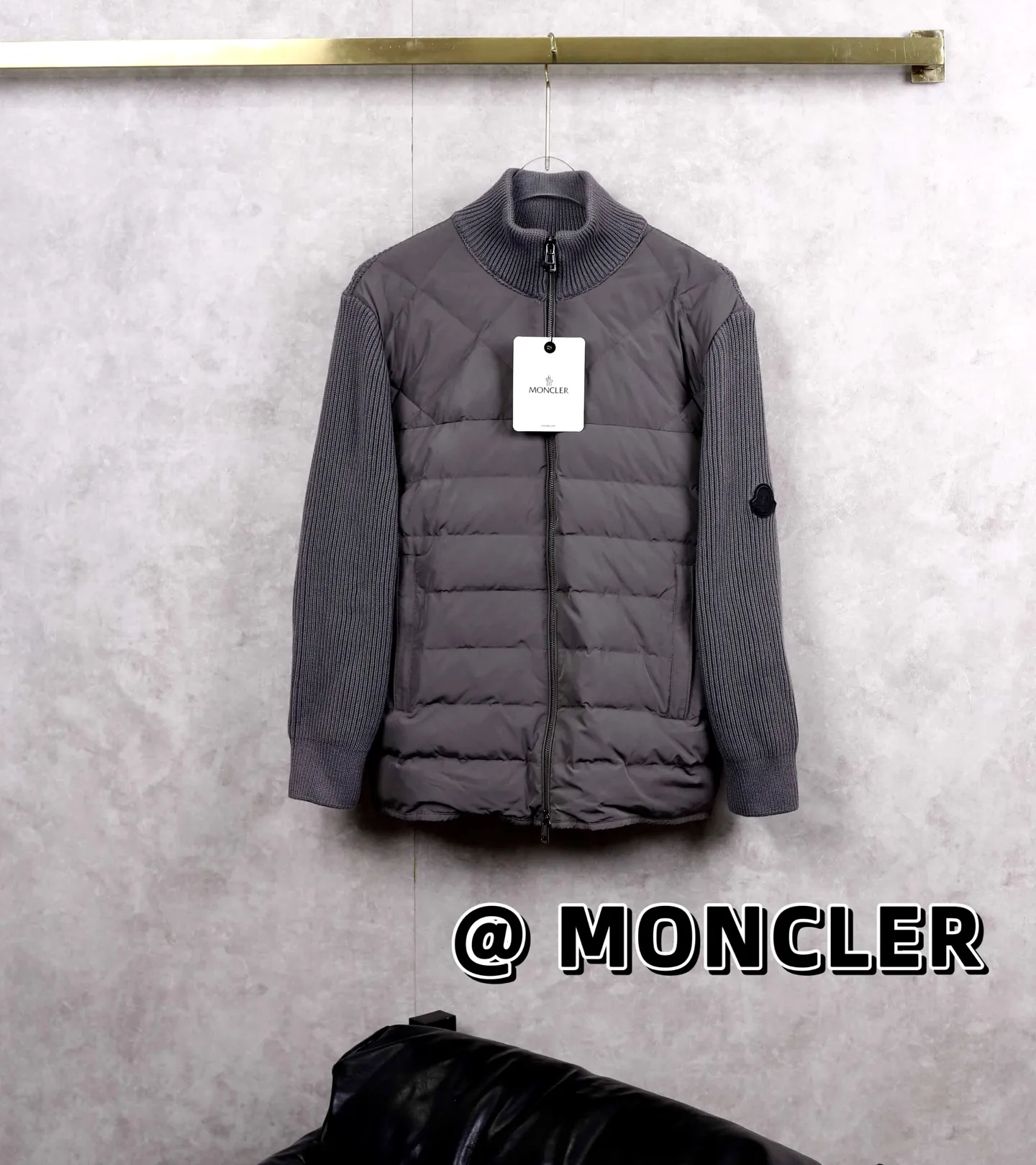 P520 MONCLER/MONCLER new national standard 90 down light casual knitted down jacket new national standard 90 down with quality inspection report casual light knitted stitching stand collar fashionable down jacket Mengjia will release several sweaters with down at this time every year, and the splices are made of blended fabrics! In fact, the sweater with down is a classic and evergreen style in the Feather Royal counter. They are all in basic style and can be worn alone or paired with it as a sweater. This kind of counter mainly recommends this series of off-white, so most of them are also off-white. The front is made of down, and the back and both sleeves are made of blended fabrics. It cleverly uses two completely different materials to contrast and splice to create a sense of layering and recognition. It is handsome and adds a certain degree of warmth. The thickness and stiffness match the overall design. It is fully lined inside, which is extremely comfortable. The details are as distinctive as ever. I have to love this kind of knitted down. It is neither bloated nor too thin. It is a great item for autumn and winter, with good warmth retention and good looks! ! !