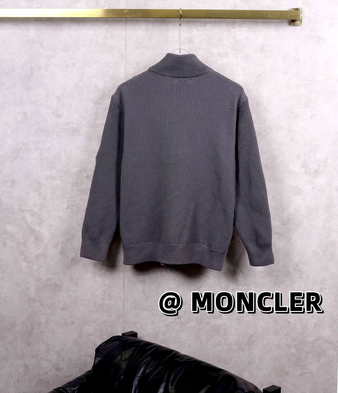 P520 MONCLER/MONCLER new national standard 90 down light casual knitted down jacket new national standard 90 down with quality inspection report casual light knitted stitching stand collar fashionable down jacket Mengjia will release several sweaters with down at this time every year, and the splices are made of blended fabrics! In fact, the sweater with down is a classic and evergreen style in the Feather Royal counter. They are all in basic style and can be worn alone or paired with it as a sweater. This kind of counter mainly recommends this series of off-white, so most of them are also off-white. The front is made of down, and the back and both sleeves are made of blended fabrics. It cleverly uses two completely different materials to contrast and splice to create a sense of layering and recognition. It is handsome and adds a certain degree of warmth. The thickness and stiffness match the overall design. It is fully lined inside, which is extremely comfortable. The details are as distinctive as ever. I have to love this kind of knitted down. It is neither bloated nor too thin. It is a great item for autumn and winter, with good warmth retention and good looks! ! !