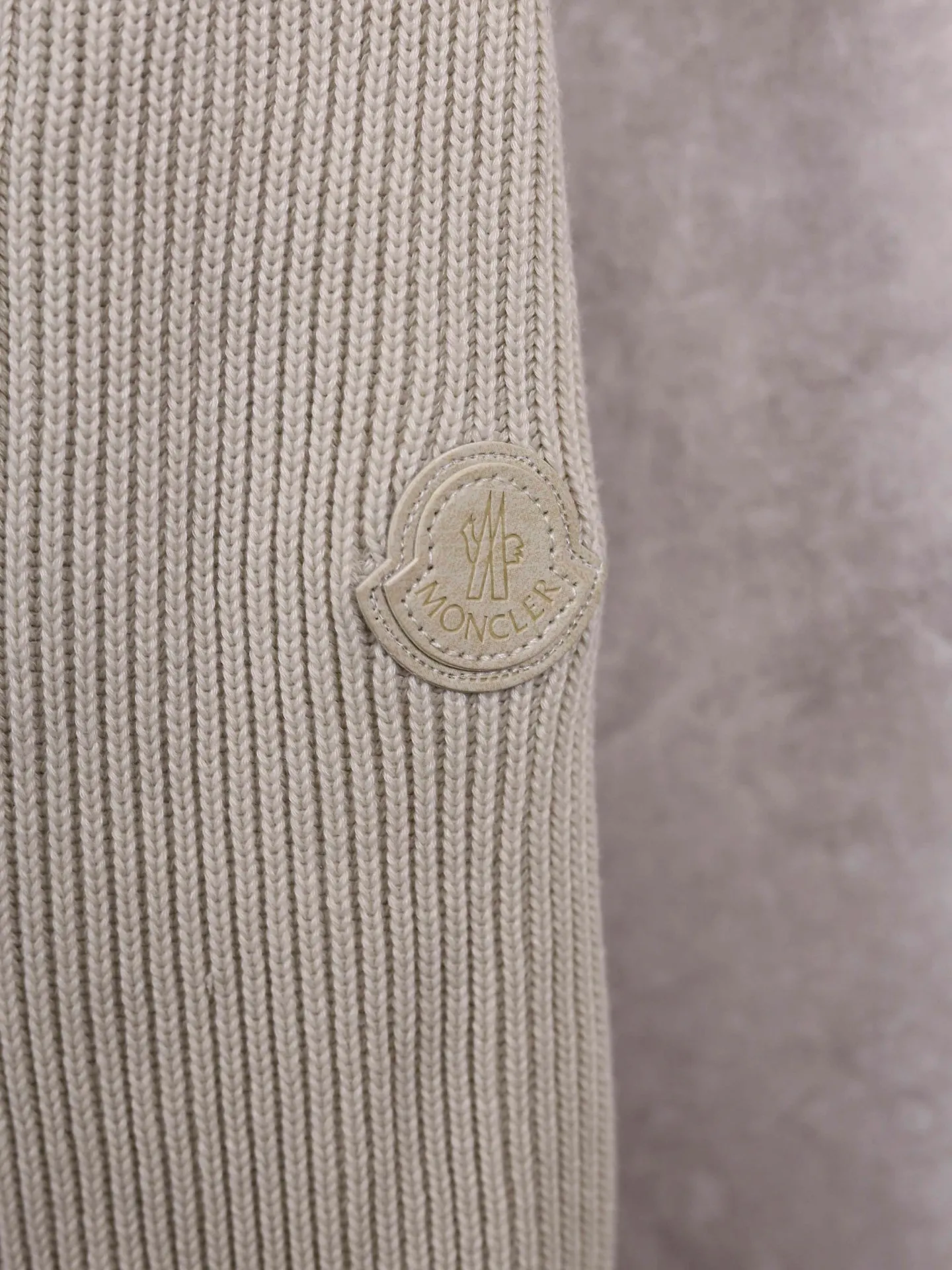 P520 MONCLER/MONCLER new national standard 90 down light casual knitted down jacket new national standard 90 down with quality inspection report casual light knitted stitching stand collar fashionable down jacket Mengjia will release several sweaters with down at this time every year, and the splices are made of blended fabrics! In fact, the sweater with down is a classic and evergreen style in the Feather Royal counter. They are all in basic style and can be worn alone or paired with it as a sweater. This kind of counter mainly recommends this series of off-white, so most of them are also off-white. The front is made of down, and the back and both sleeves are made of blended fabrics. It cleverly uses two completely different materials to contrast and splice to create a sense of layering and recognition. It is handsome and adds a certain degree of warmth. The thickness and stiffness match the overall design. It is fully lined inside, which is extremely comfortable. The details are as distinctive as ever. I have to love this kind of knitted down. It is neither bloated nor too thin. It is a great item for autumn and winter, with good warmth retention and good looks! ! !