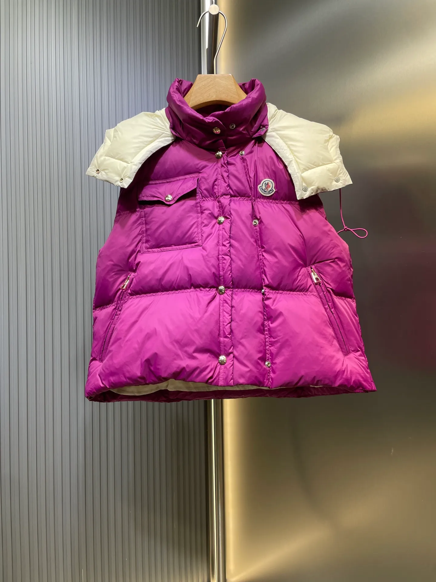 P770 Moncler🌟 25Fw early autumn new style detachable hooded stand collar down vest丨⚠Exclusively developed by yb! High quality production! Filled with white goose velvet, the whole piece is light and warm. The slim-fit vest is fashionable and not bloated. Stand-up collar and detachable hooded drawstring design to keep out the cold and wind. Classic rectangular texture. Iconic brand seal on the chest for decoration. Contrast color zippers on the pockets. The details highlight the brand concept. The first choice for autumn and winter layering size: s m l