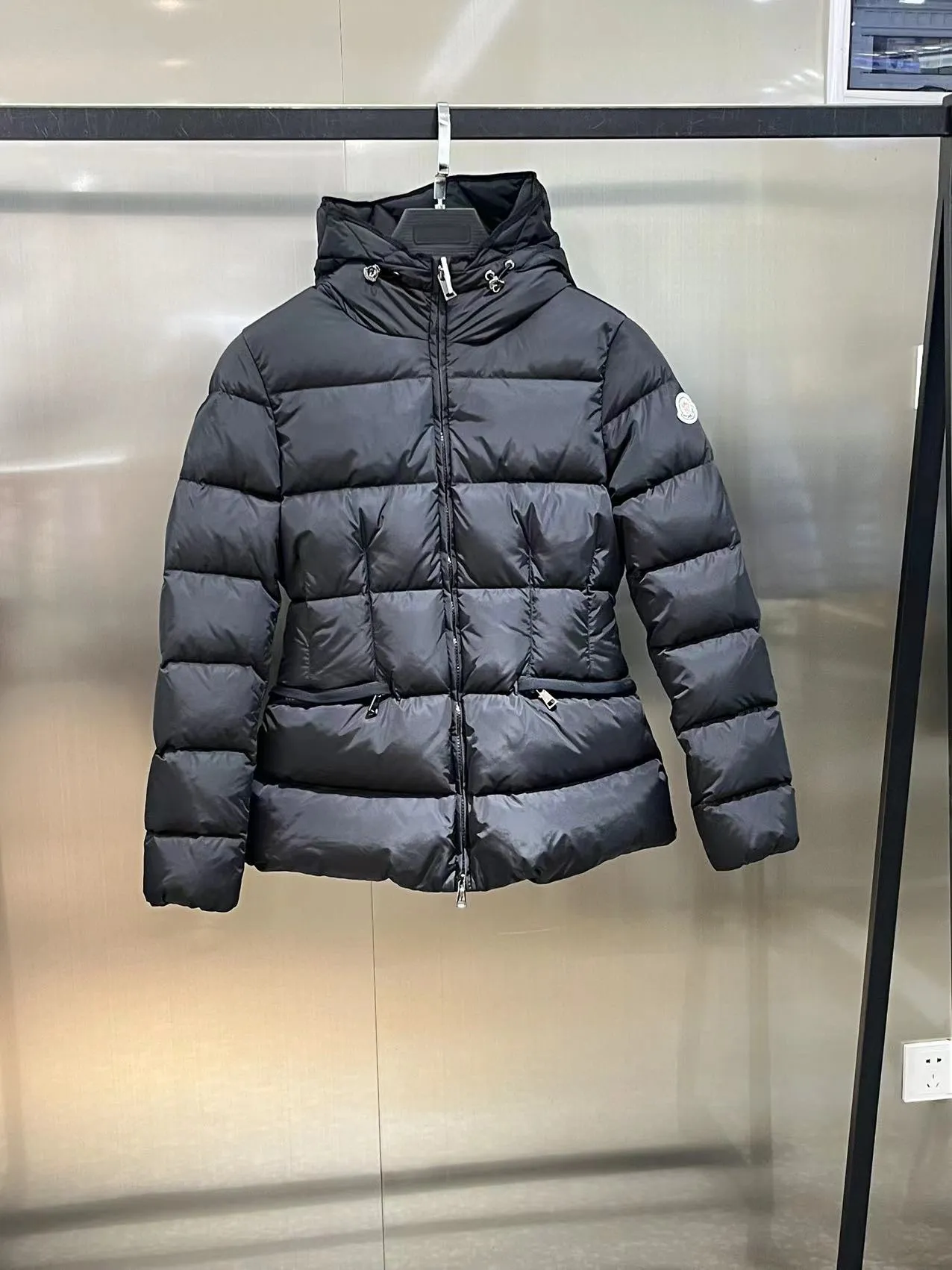 P820 ​​Moncler 2023🆕Short zippered hooded micro-label long-sleeved down jacket, matte fabric, waisted short style to make you look slimmer Color: black, white Size: 1234