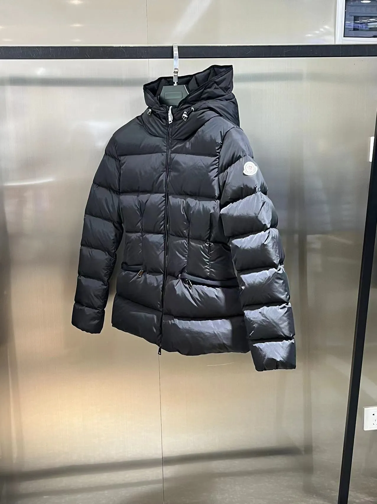 P820 ​​Moncler 2023🆕Short zippered hooded micro-label long-sleeved down jacket, matte fabric, waisted short style to make you look slimmer Color: black, white Size: 1234
