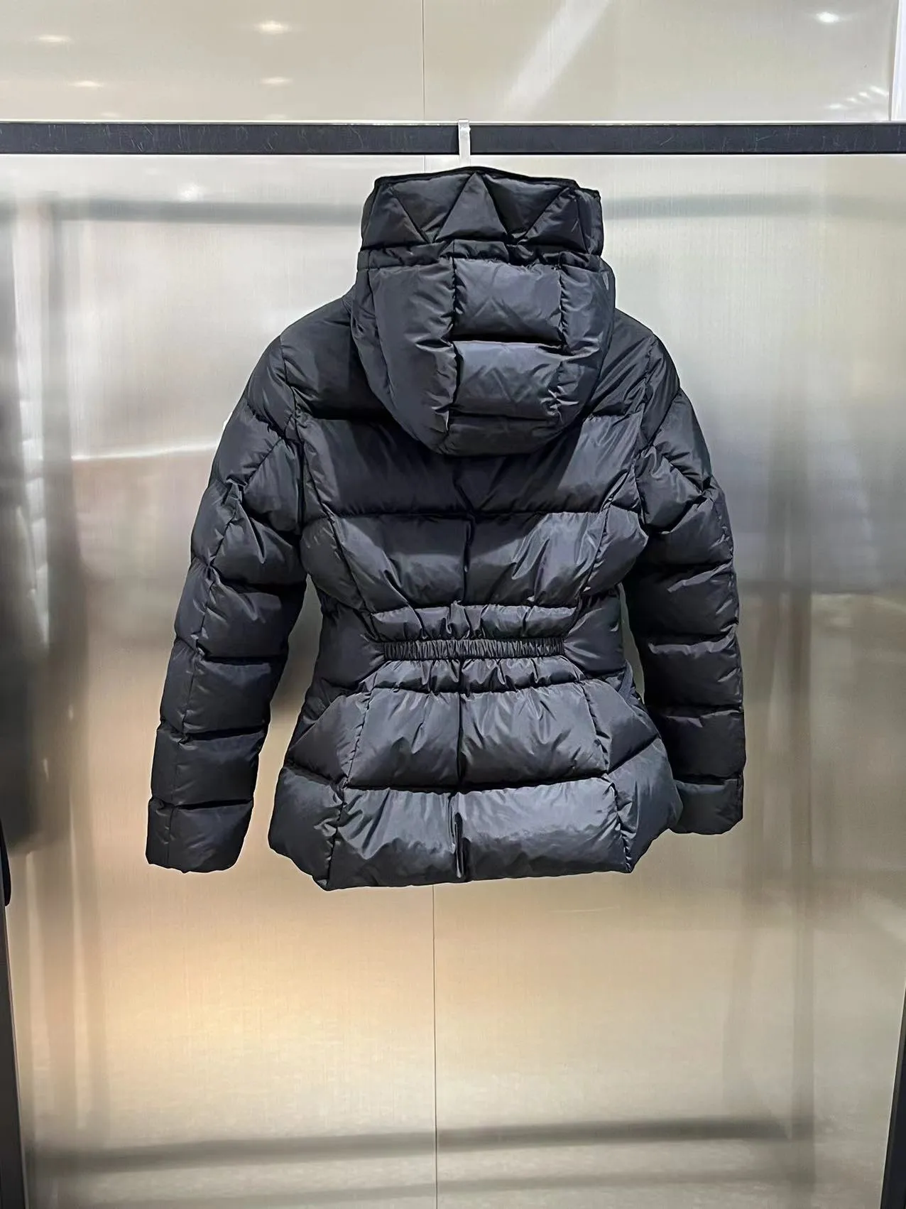 P820 ​​Moncler 2023🆕Short zippered hooded micro-label long-sleeved down jacket, matte fabric, waisted short style to make you look slimmer Color: black, white Size: 1234