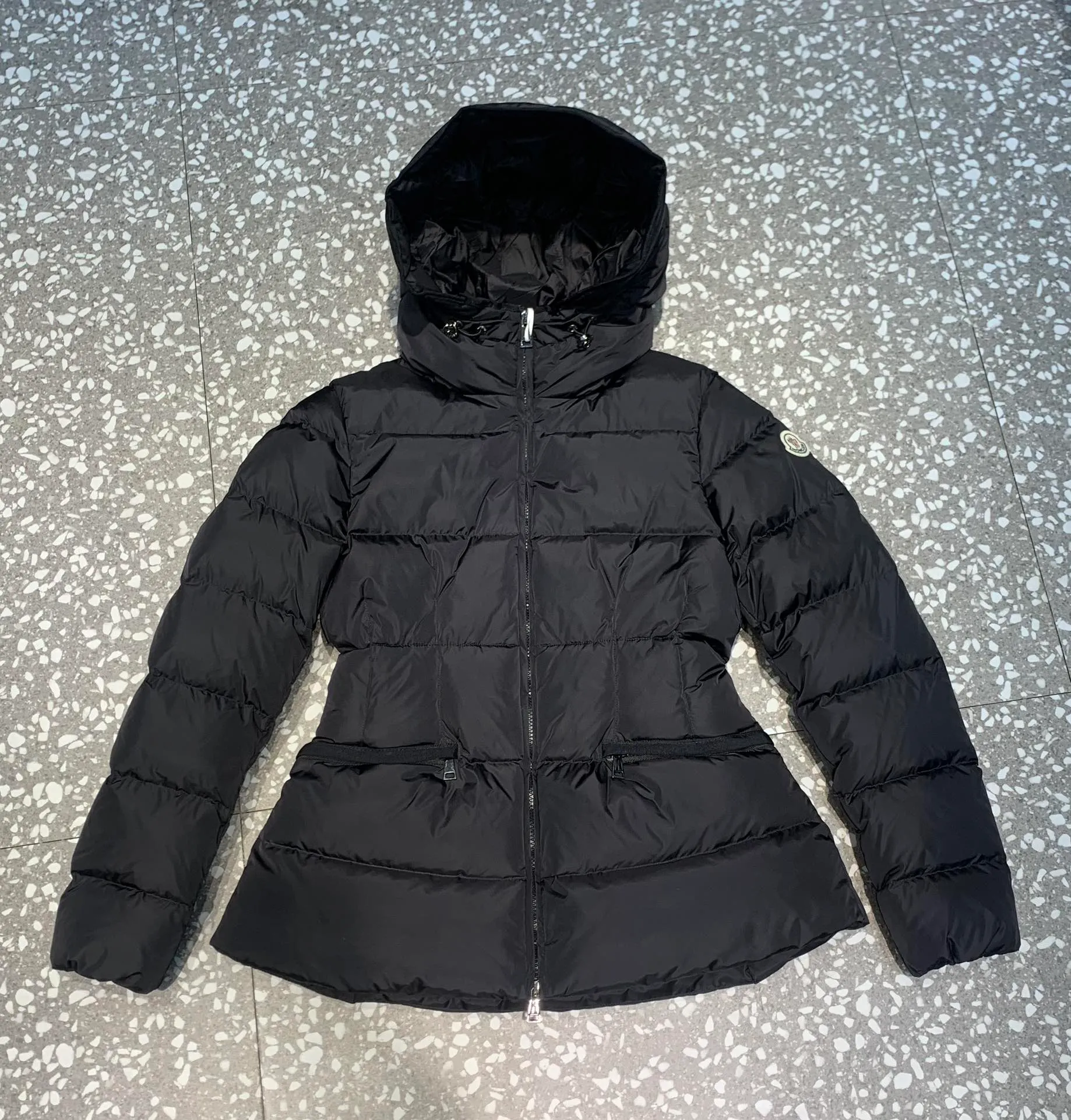 P820 ​​Moncler 2023🆕Short zippered hooded micro-label long-sleeved down jacket, matte fabric, waisted short style to make you look slimmer Color: black, white Size: 1234