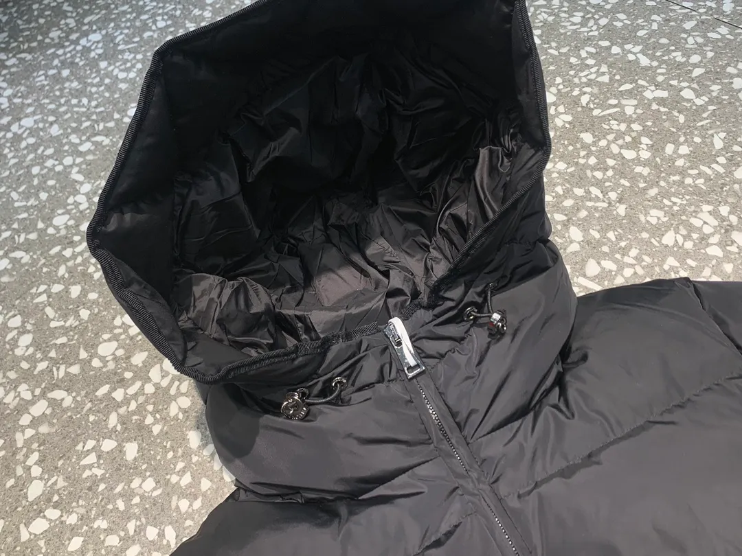 P820 ​​Moncler 2023🆕Short zippered hooded micro-label long-sleeved down jacket, matte fabric, waisted short style to make you look slimmer Color: black, white Size: 1234