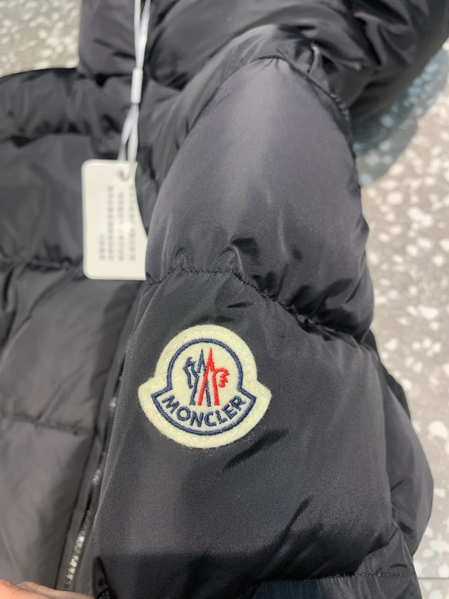 P820 ​​Moncler 2023🆕Short zippered hooded micro-label long-sleeved down jacket, matte fabric, waisted short style to make you look slimmer Color: black, white Size: 1234