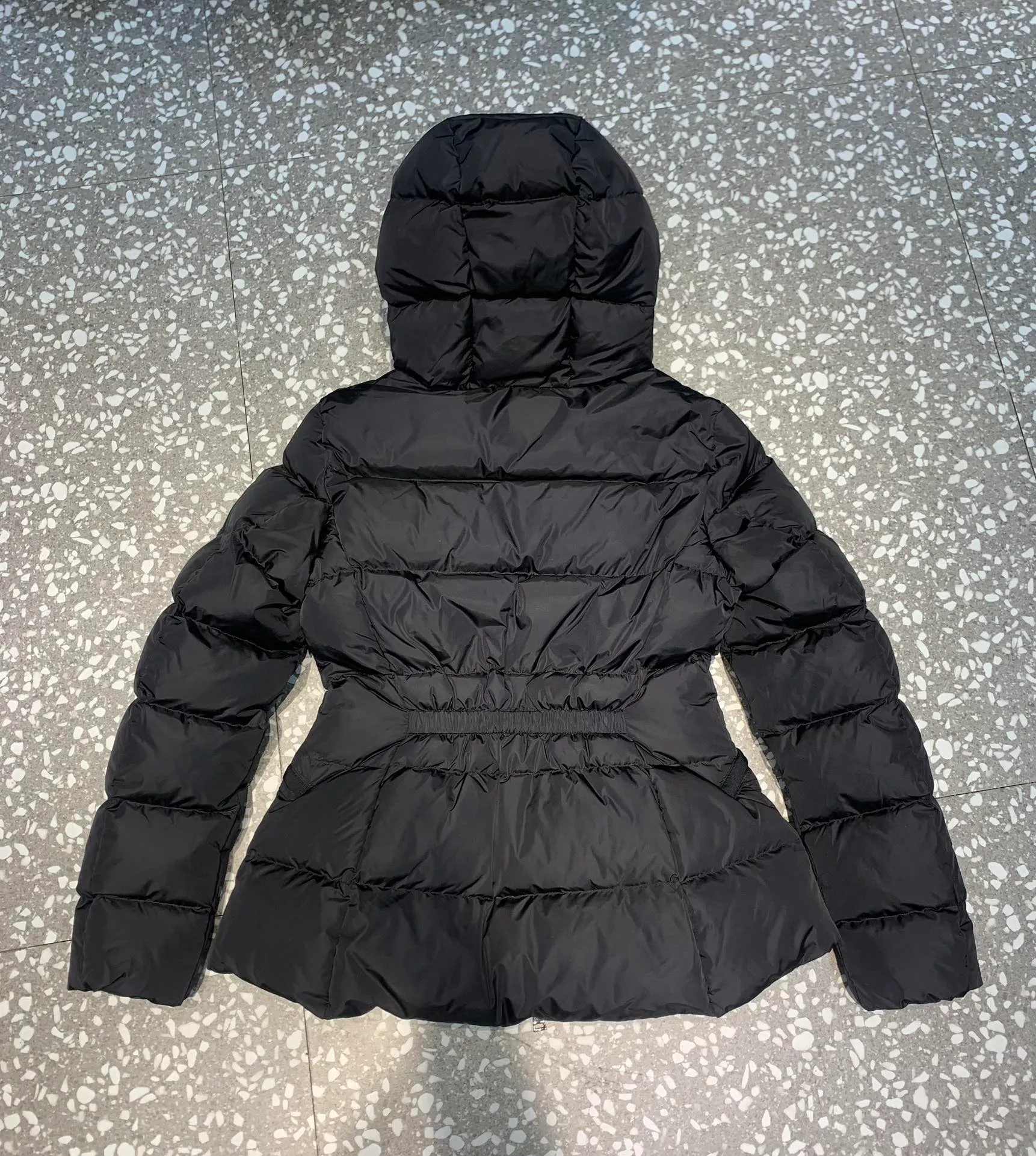 P820 ​​Moncler 2023🆕Short zippered hooded micro-label long-sleeved down jacket, matte fabric, waisted short style to make you look slimmer Color: black, white Size: 1234