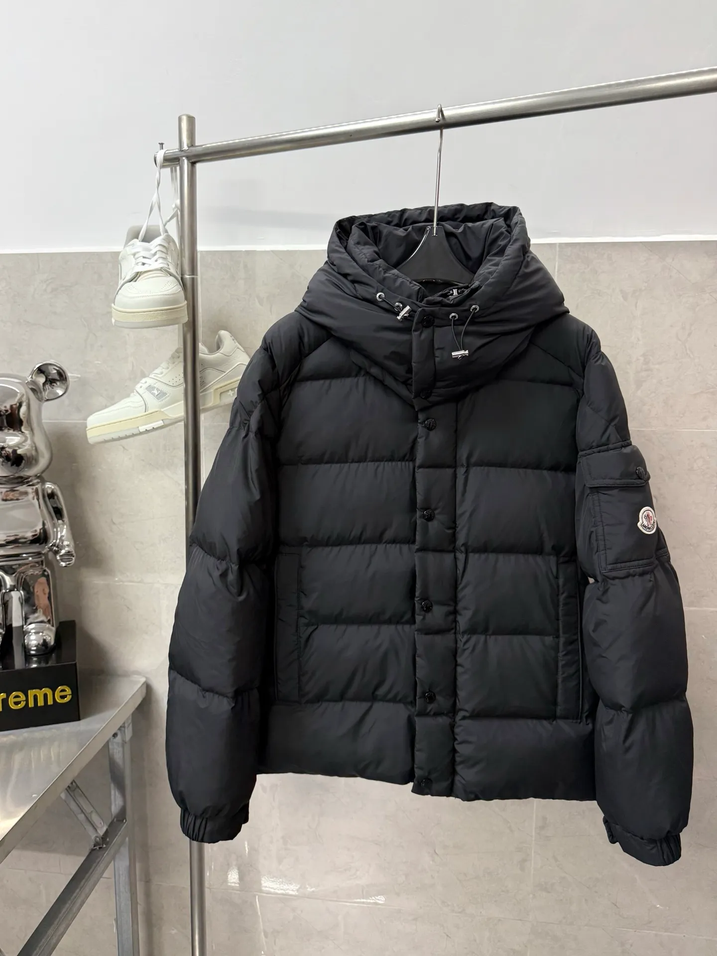 P820 ​​Moncler Mouth Matte Maya Short Down Jacket This short parka down jacket is made of longueSaion fabric. The garment is full of functional details to ensure warmth and care. Features removable hood, zip pockets, adjustable cuffs, and snap-zip flap fly. Logo embellished sleeves. It adds a unique touch to the overall shape and significantly improves the protective performance. Color: Black White Pink Pearl White Size: 12345