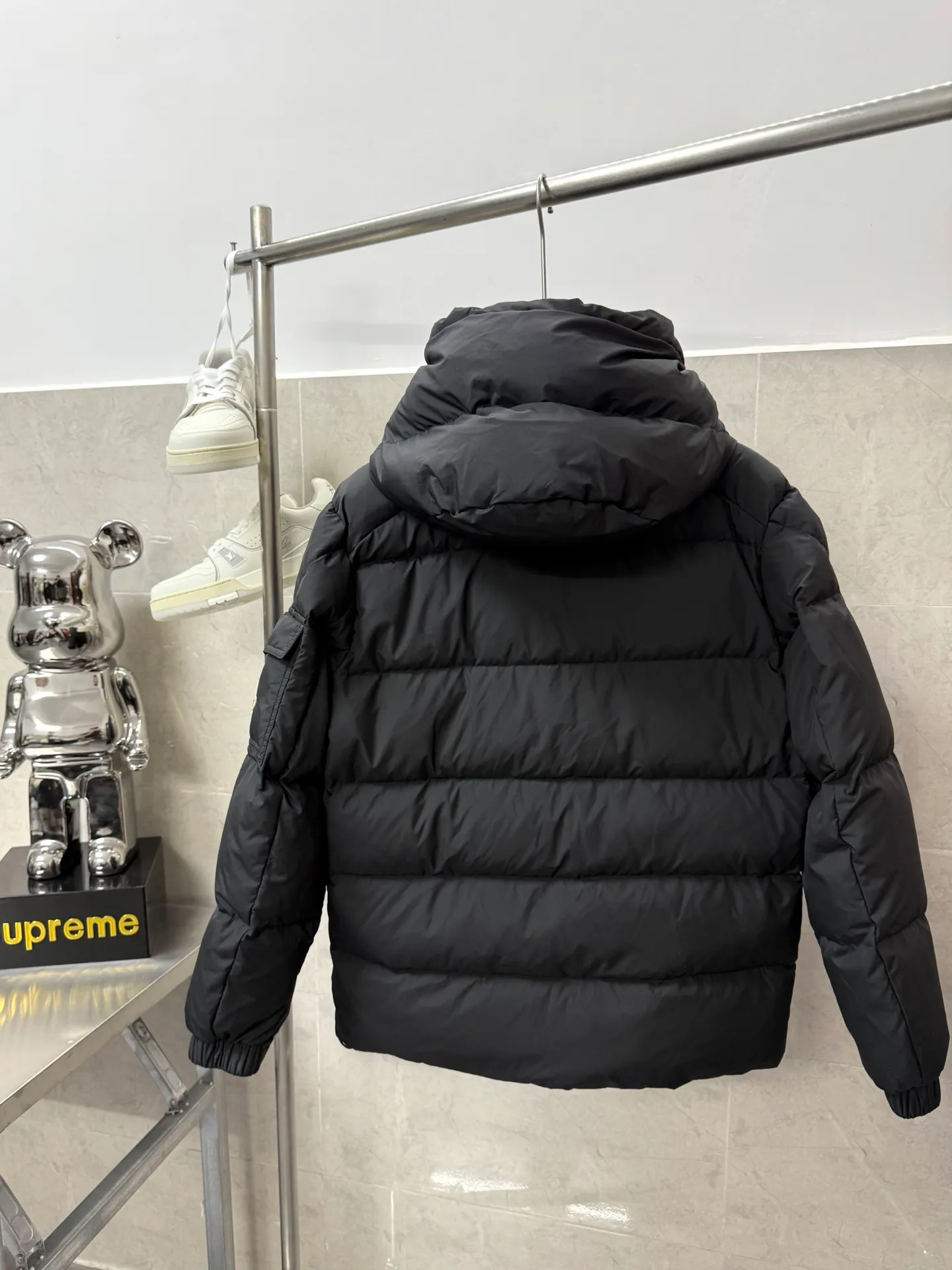 P820 ​​Moncler Mouth Matte Maya Short Down Jacket This short parka down jacket is made of longueSaion fabric. The garment is full of functional details to ensure warmth and care. Features removable hood, zip pockets, adjustable cuffs, and snap-zip flap fly. Logo embellished sleeves. It adds a unique touch to the overall shape and significantly improves the protective performance. Color: Black White Pink Pearl White Size: 12345