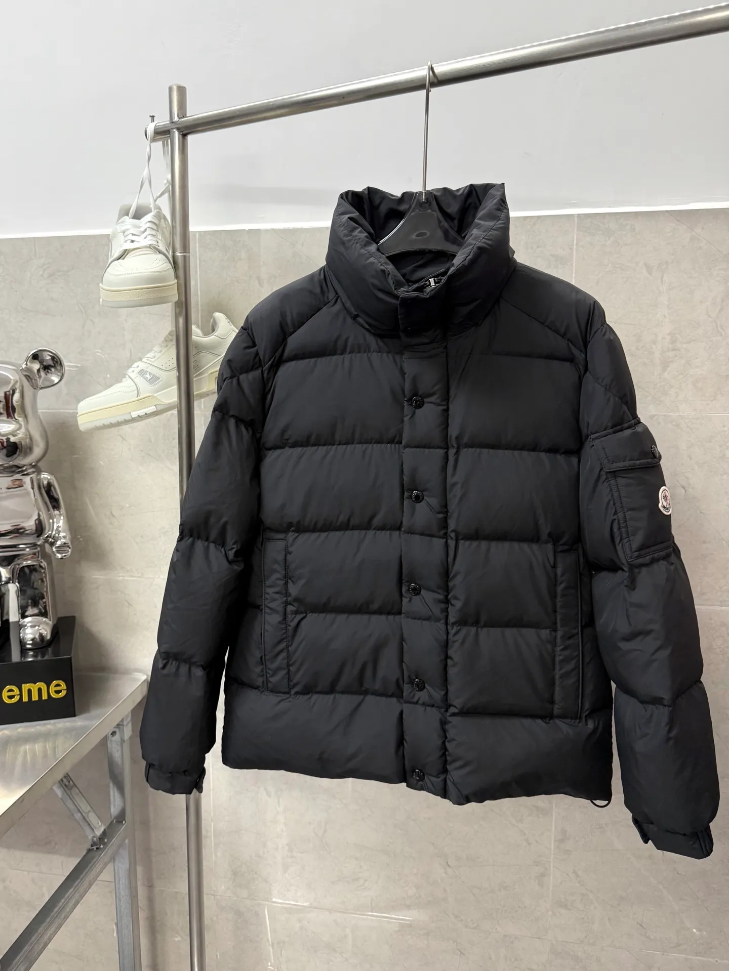 P820 ​​Moncler Mouth Matte Maya Short Down Jacket This short parka down jacket is made of longueSaion fabric. The garment is full of functional details to ensure warmth and care. Features removable hood, zip pockets, adjustable cuffs, and snap-zip flap fly. Logo embellished sleeves. It adds a unique touch to the overall shape and significantly improves the protective performance. Color: Black White Pink Pearl White Size: 12345