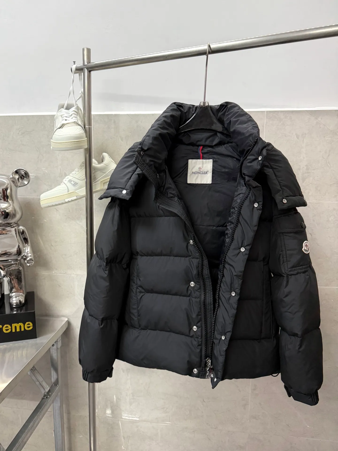 P820 ​​Moncler Mouth Matte Maya Short Down Jacket This short parka down jacket is made of longueSaion fabric. The garment is full of functional details to ensure warmth and care. Features removable hood, zip pockets, adjustable cuffs, and snap-zip flap fly. Logo embellished sleeves. It adds a unique touch to the overall shape and significantly improves the protective performance. Color: Black White Pink Pearl White Size: 12345