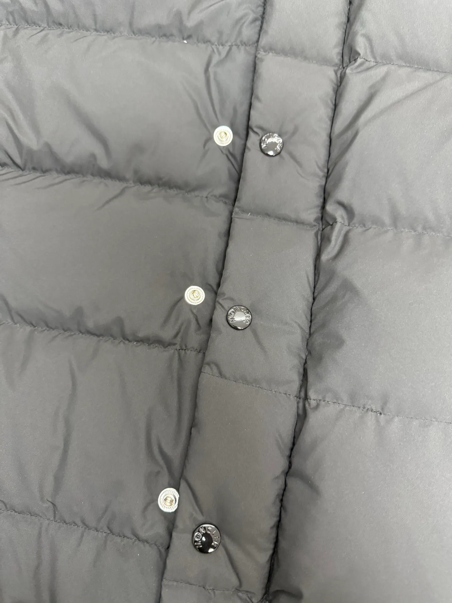 P820 ​​Moncler Mouth Matte Maya Short Down Jacket This short parka down jacket is made of longueSaion fabric. The garment is full of functional details to ensure warmth and care. Features removable hood, zip pockets, adjustable cuffs, and snap-zip flap fly. Logo embellished sleeves. It adds a unique touch to the overall shape and significantly improves the protective performance. Color: Black White Pink Pearl White Size: 12345
