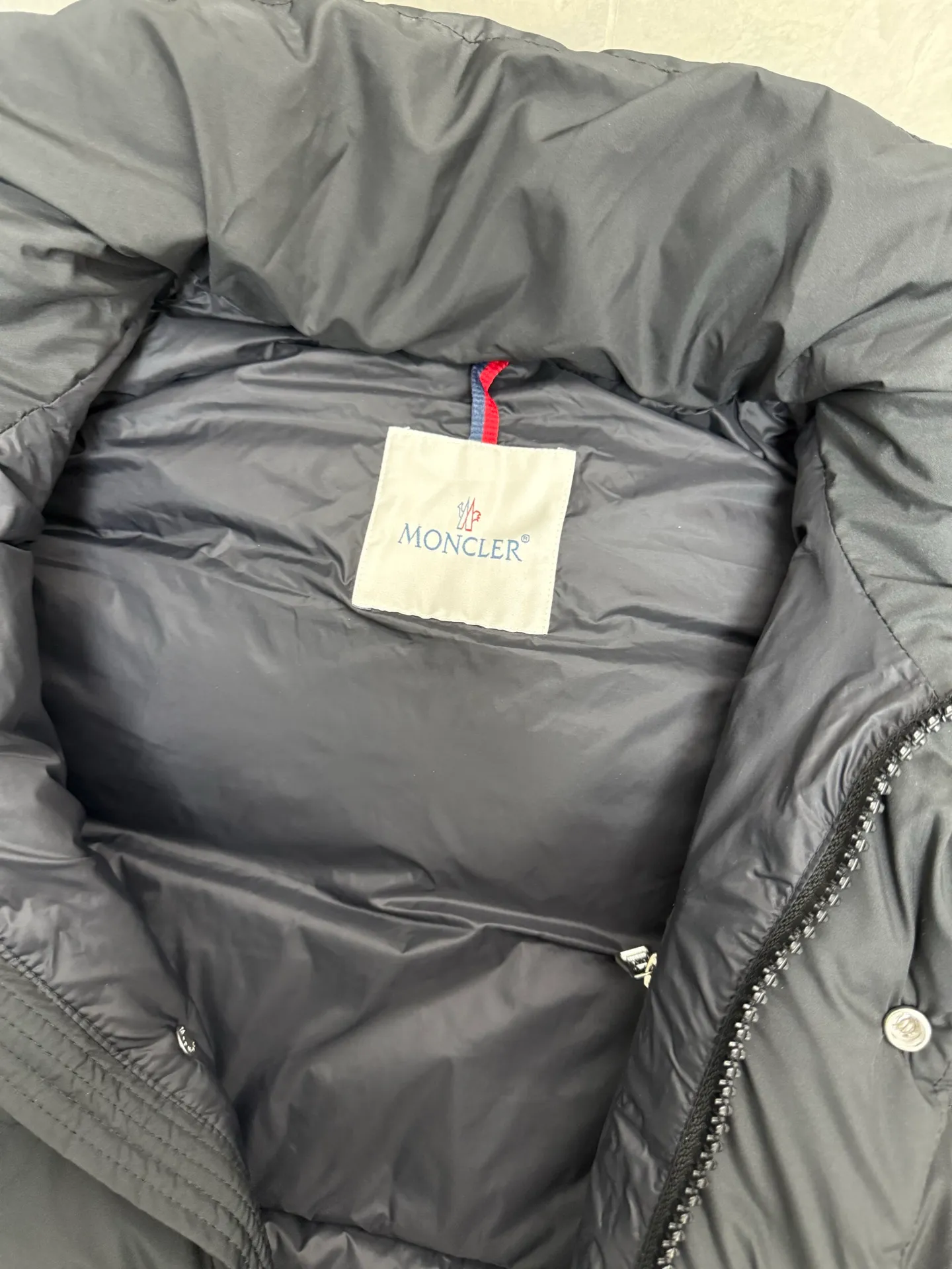 P820 ​​Moncler Mouth Matte Maya Short Down Jacket This short parka down jacket is made of longueSaion fabric. The garment is full of functional details to ensure warmth and care. Features removable hood, zip pockets, adjustable cuffs, and snap-zip flap fly. Logo embellished sleeves. It adds a unique touch to the overall shape and significantly improves the protective performance. Color: Black White Pink Pearl White Size: 12345