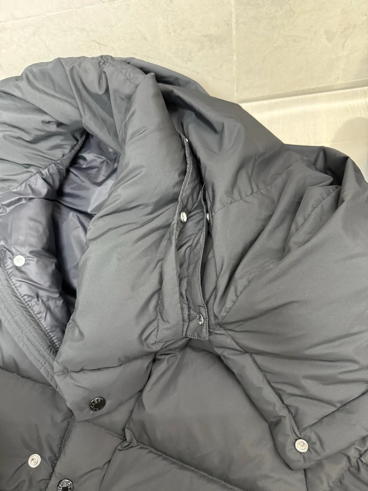 P820 ​​Moncler Mouth Matte Maya Short Down Jacket This short parka down jacket is made of longueSaion fabric. The garment is full of functional details to ensure warmth and care. Features removable hood, zip pockets, adjustable cuffs, and snap-zip flap fly. Logo embellished sleeves. It adds a unique touch to the overall shape and significantly improves the protective performance. Color: Black White Pink Pearl White Size: 12345