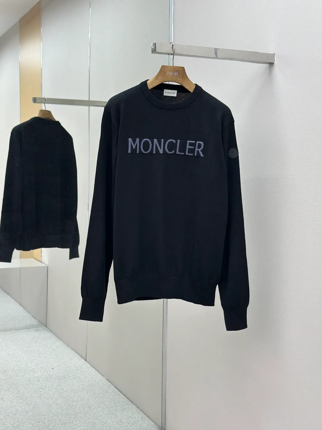P420 MONCLER jacquard crew neck sweater Fabric selection: Made of wool blended fabric, mainly 95% wool, combined with 4% nylon and 1% spandex. The main body of wool ensures the warmth and comfort of the clothing. The addition of a small amount of nylon and spandex significantly improves the elasticity and wear resistance. The ribbed decorative parts are made of 100% wool, which further enhances the texture and wearing experience.  Technology: Using a high needle count and fine gauge loom, combined with the orderly direction of the internal yarns, the floating threads are cleverly woven and stored, with almost no unnecessary thread mess. The color switching of each group of letters is synchronized with the knitting needles in milliseconds, forming a delicate jacquard letter LOGO decorated on the chest. SIZE: S M L XL