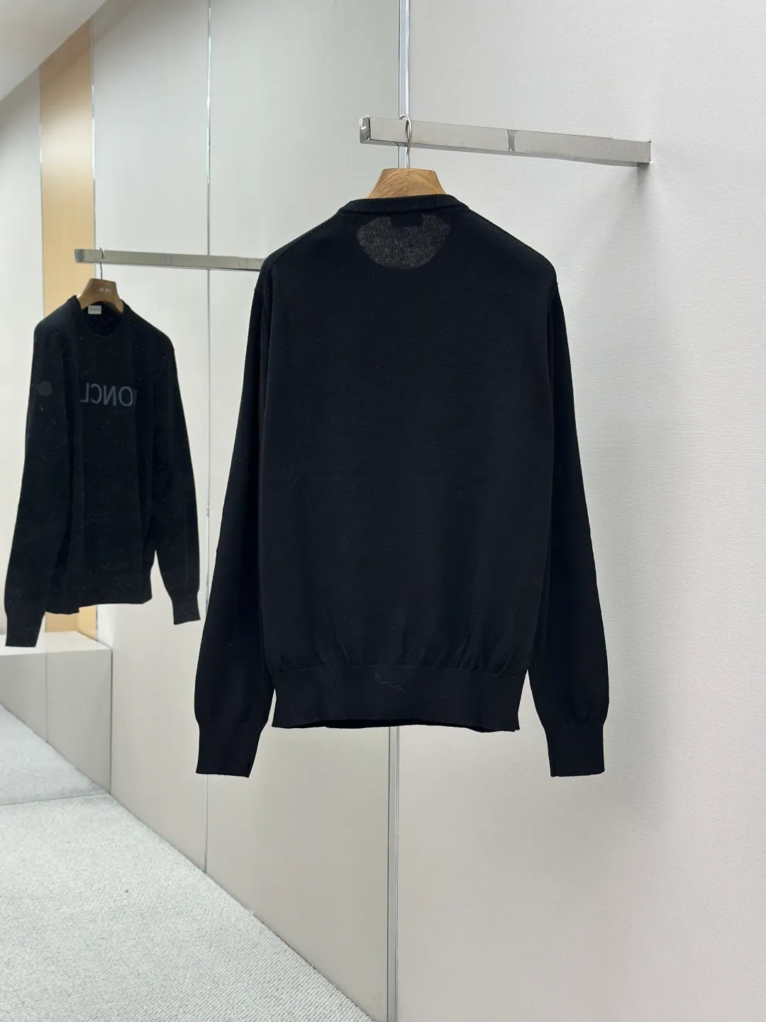 P420 MONCLER jacquard crew neck sweater Fabric selection: Made of wool blended fabric, mainly 95% wool, combined with 4% nylon and 1% spandex. The main body of wool ensures the warmth and comfort of the clothing. The addition of a small amount of nylon and spandex significantly improves the elasticity and wear resistance. The ribbed decorative parts are made of 100% wool, which further enhances the texture and wearing experience.  Technology: Using a high needle count and fine gauge loom, combined with the orderly direction of the internal yarns, the floating threads are cleverly woven and stored, with almost no unnecessary thread mess. The color switching of each group of letters is synchronized with the knitting needles in milliseconds, forming a delicate jacquard letter LOGO decorated on the chest. SIZE: S M L XL