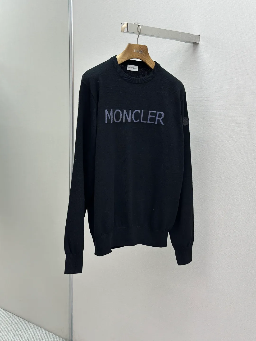P420 MONCLER jacquard crew neck sweater Fabric selection: Made of wool blended fabric, mainly 95% wool, combined with 4% nylon and 1% spandex. The main body of wool ensures the warmth and comfort of the clothing. The addition of a small amount of nylon and spandex significantly improves the elasticity and wear resistance. The ribbed decorative parts are made of 100% wool, which further enhances the texture and wearing experience.  Technology: Using a high needle count and fine gauge loom, combined with the orderly direction of the internal yarns, the floating threads are cleverly woven and stored, with almost no unnecessary thread mess. The color switching of each group of letters is synchronized with the knitting needles in milliseconds, forming a delicate jacquard letter LOGO decorated on the chest. SIZE: S M L XL