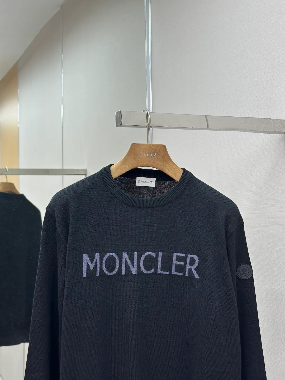 P420 MONCLER jacquard crew neck sweater Fabric selection: Made of wool blended fabric, mainly 95% wool, combined with 4% nylon and 1% spandex. The main body of wool ensures the warmth and comfort of the clothing. The addition of a small amount of nylon and spandex significantly improves the elasticity and wear resistance. The ribbed decorative parts are made of 100% wool, which further enhances the texture and wearing experience.  Technology: Using a high needle count and fine gauge loom, combined with the orderly direction of the internal yarns, the floating threads are cleverly woven and stored, with almost no unnecessary thread mess. The color switching of each group of letters is synchronized with the knitting needles in milliseconds, forming a delicate jacquard letter LOGO decorated on the chest. SIZE: S M L XL