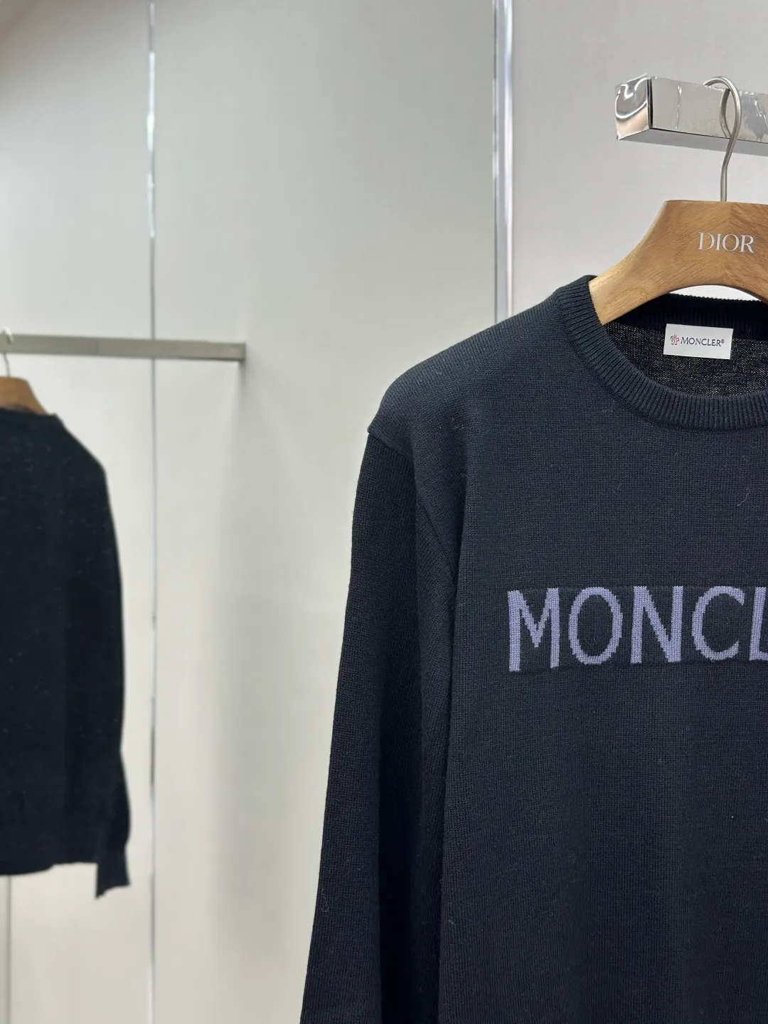 P420 MONCLER jacquard crew neck sweater Fabric selection: Made of wool blended fabric, mainly 95% wool, combined with 4% nylon and 1% spandex. The main body of wool ensures the warmth and comfort of the clothing. The addition of a small amount of nylon and spandex significantly improves the elasticity and wear resistance. The ribbed decorative parts are made of 100% wool, which further enhances the texture and wearing experience.  Technology: Using a high needle count and fine gauge loom, combined with the orderly direction of the internal yarns, the floating threads are cleverly woven and stored, with almost no unnecessary thread mess. The color switching of each group of letters is synchronized with the knitting needles in milliseconds, forming a delicate jacquard letter LOGO decorated on the chest. SIZE: S M L XL