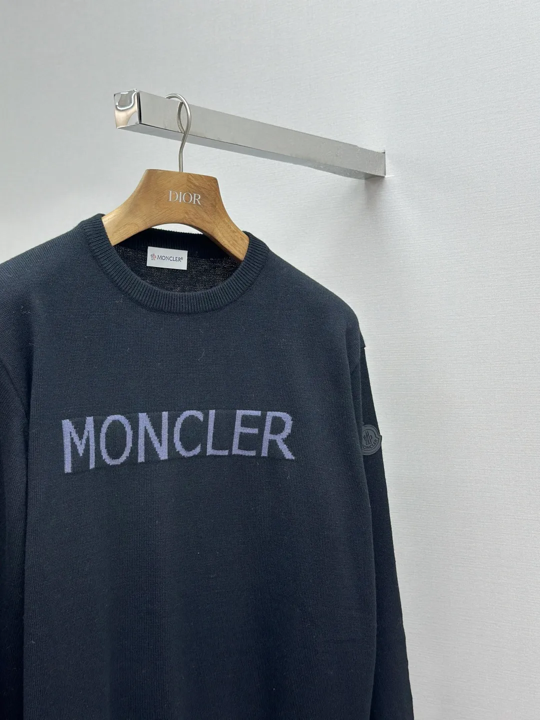 P420 MONCLER jacquard crew neck sweater Fabric selection: Made of wool blended fabric, mainly 95% wool, combined with 4% nylon and 1% spandex. The main body of wool ensures the warmth and comfort of the clothing. The addition of a small amount of nylon and spandex significantly improves the elasticity and wear resistance. The ribbed decorative parts are made of 100% wool, which further enhances the texture and wearing experience.  Technology: Using a high needle count and fine gauge loom, combined with the orderly direction of the internal yarns, the floating threads are cleverly woven and stored, with almost no unnecessary thread mess. The color switching of each group of letters is synchronized with the knitting needles in milliseconds, forming a delicate jacquard letter LOGO decorated on the chest. SIZE: S M L XL