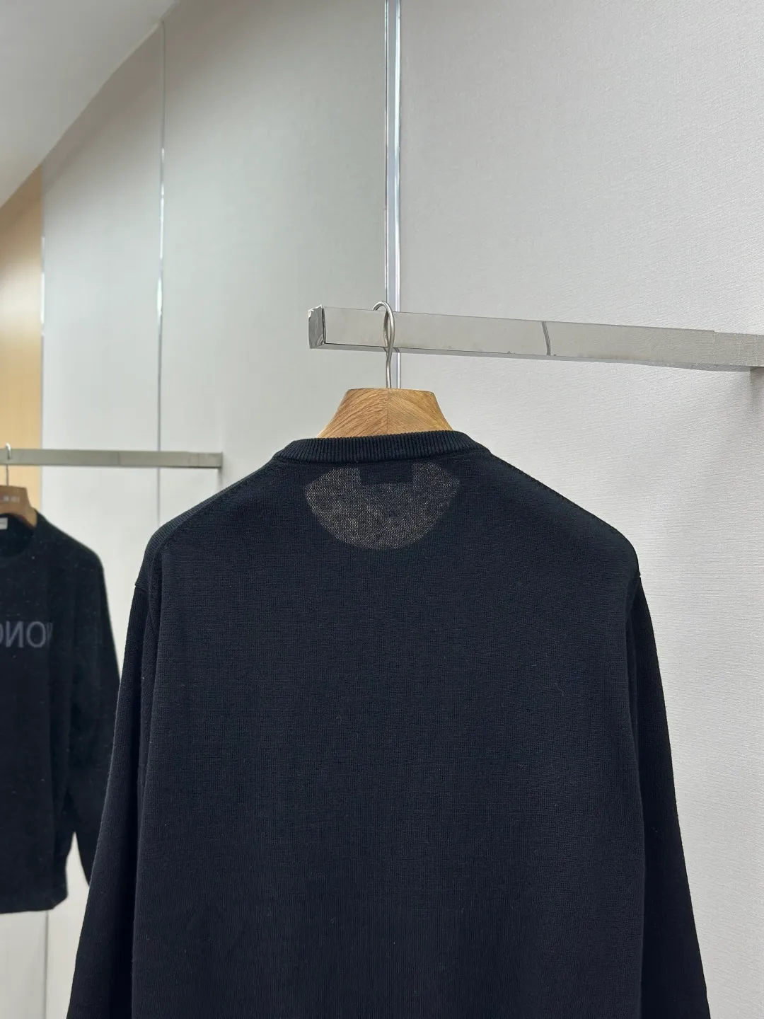 P420 MONCLER jacquard crew neck sweater Fabric selection: Made of wool blended fabric, mainly 95% wool, combined with 4% nylon and 1% spandex. The main body of wool ensures the warmth and comfort of the clothing. The addition of a small amount of nylon and spandex significantly improves the elasticity and wear resistance. The ribbed decorative parts are made of 100% wool, which further enhances the texture and wearing experience.  Technology: Using a high needle count and fine gauge loom, combined with the orderly direction of the internal yarns, the floating threads are cleverly woven and stored, with almost no unnecessary thread mess. The color switching of each group of letters is synchronized with the knitting needles in milliseconds, forming a delicate jacquard letter LOGO decorated on the chest. SIZE: S M L XL