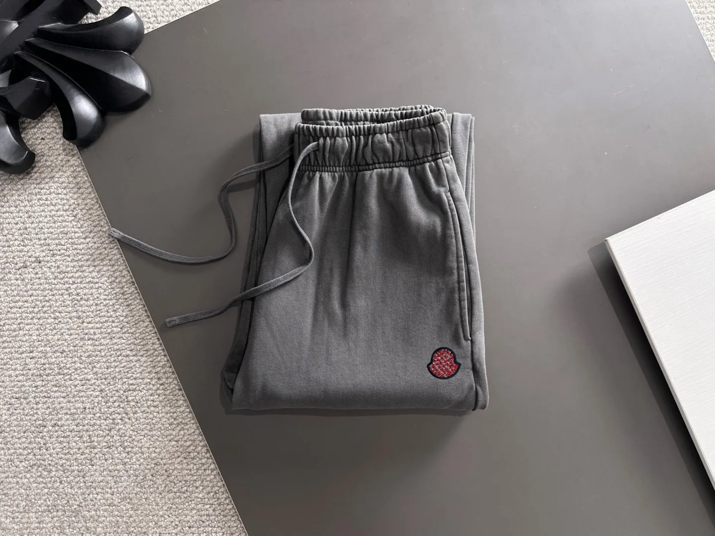 Next day shipment P360 MONCLER/Mongoose Exclusive first release of 25ss autumn and winter new high-quality trousers Compare real-life details at will A perfect choice for autumn and winter. A must-have item. Loose fit. Please refer to the size chart when placing an order: S to XXL (or state your height and weight when placing an order)