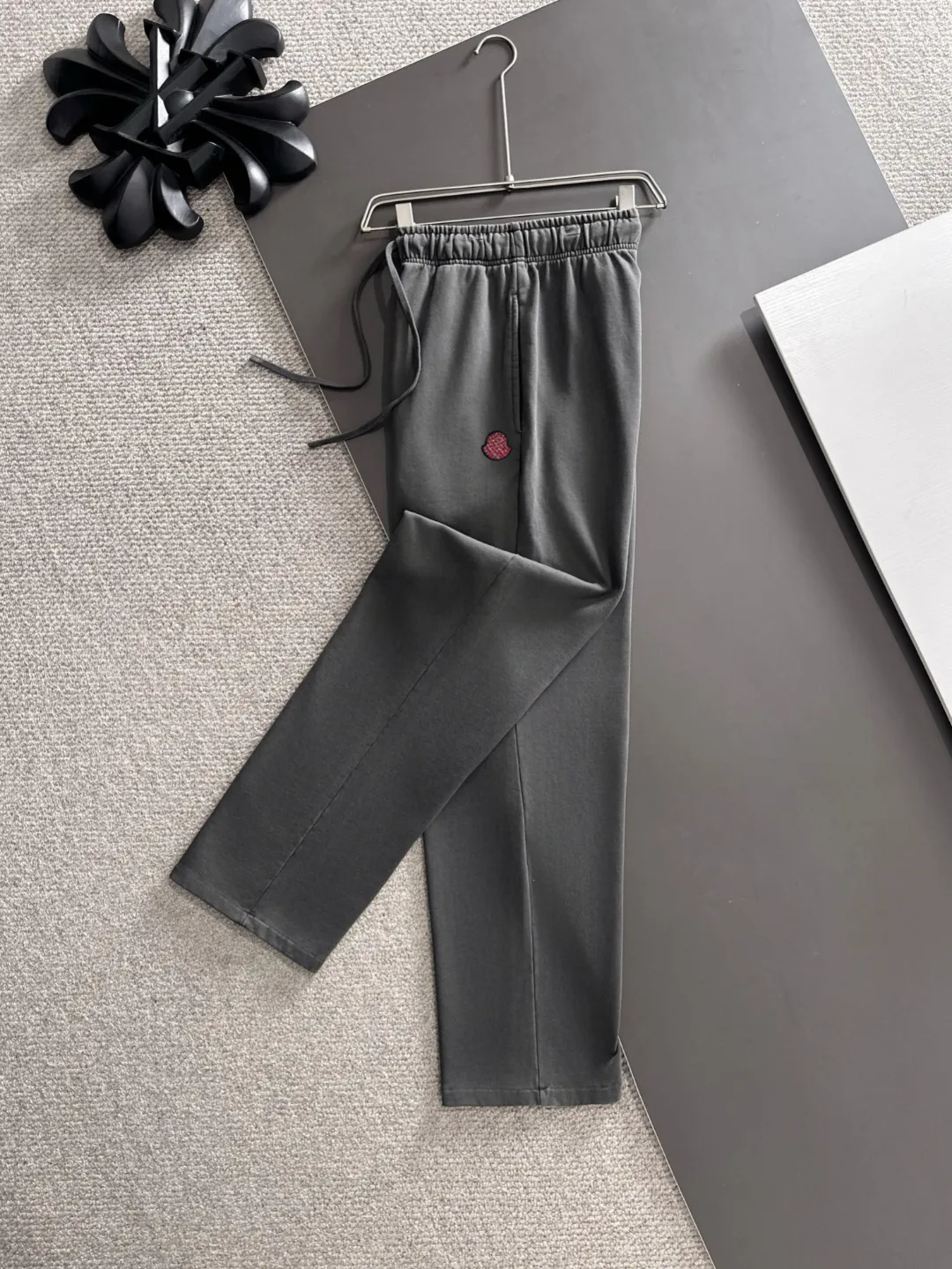 Next day shipment P360 MONCLER/Mongoose Exclusive first release of 25ss autumn and winter new high-quality trousers Compare real-life details at will A perfect choice for autumn and winter. A must-have item. Loose fit. Please refer to the size chart when placing an order: S to XXL (or state your height and weight when placing an order)