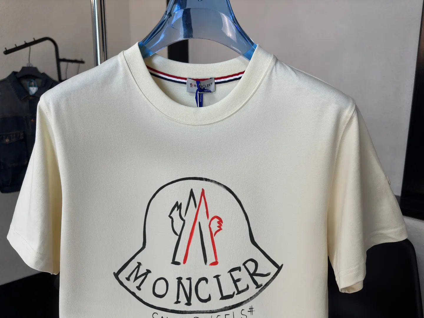 P140 Upgraded version "Mobile phone smart sensor ~ NFC chip armband ~ Direct access to the official website for anti-counterfeiting" "Moncler ~ Mouth Mouth" 2025 new high-quality round neck short-sleeved T-shirt. The cuffs have imported embroidered labels. Customized dyeing, very comfortable to touch. Super versatile and good-looking short-sleeved. Complete with three labels. Non-market ordinary version. Feel free to compare. Quality is absolutely guaranteed! ‼ First of all, this original fabric is all custom-woven with 32-count double yarn fabric, 250G, and the weight is the same‼ Fine workmanship, double waistcoat method, double waistcoat method, double waistcoat method makes the whole dress more three-dimensional, which is not a craft that ordinary T-shirts can achieve🤪 Size: S-M-L-XL-2XL Color: black, white, apricot, same style for men and women