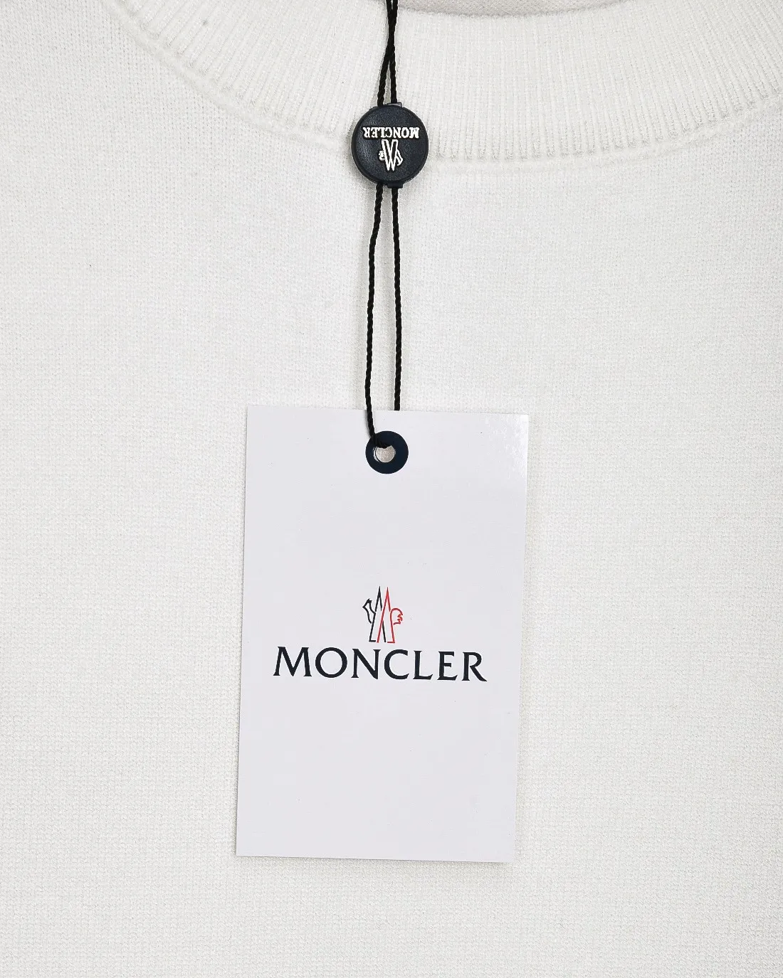 P236 Moncler/muzzle 25Fw classic chest Logo letter badge logo casual knitted pullover sweater 2025FW official website new original fabric official same style Selected sweater customization Imported wool fabric High-end version, counter custom fabric High breathability and comfort, exquisite workmanship, impeccable detail processing, ✅ custom logo engraved buttons, three labels complete. Brand element design concept reflects high quality. It feels delicate and soft! Presenting a casual cut, the upper body shape is great 🐍 Color; black, white and gray Size: M-XXXL