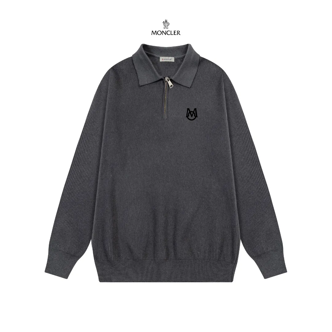 P250 Moncler masked zipper lapel sweater, the latest 2025 casual Polo wool sweater.  The texture is delicate, soft and comfortable, skin-friendly and warm, not easy to deform, simple and high-end style, and the logo on the chest is very exquisite and perfect! The upper body effect is very strong 👍 Color: black, gray Size: S-XL