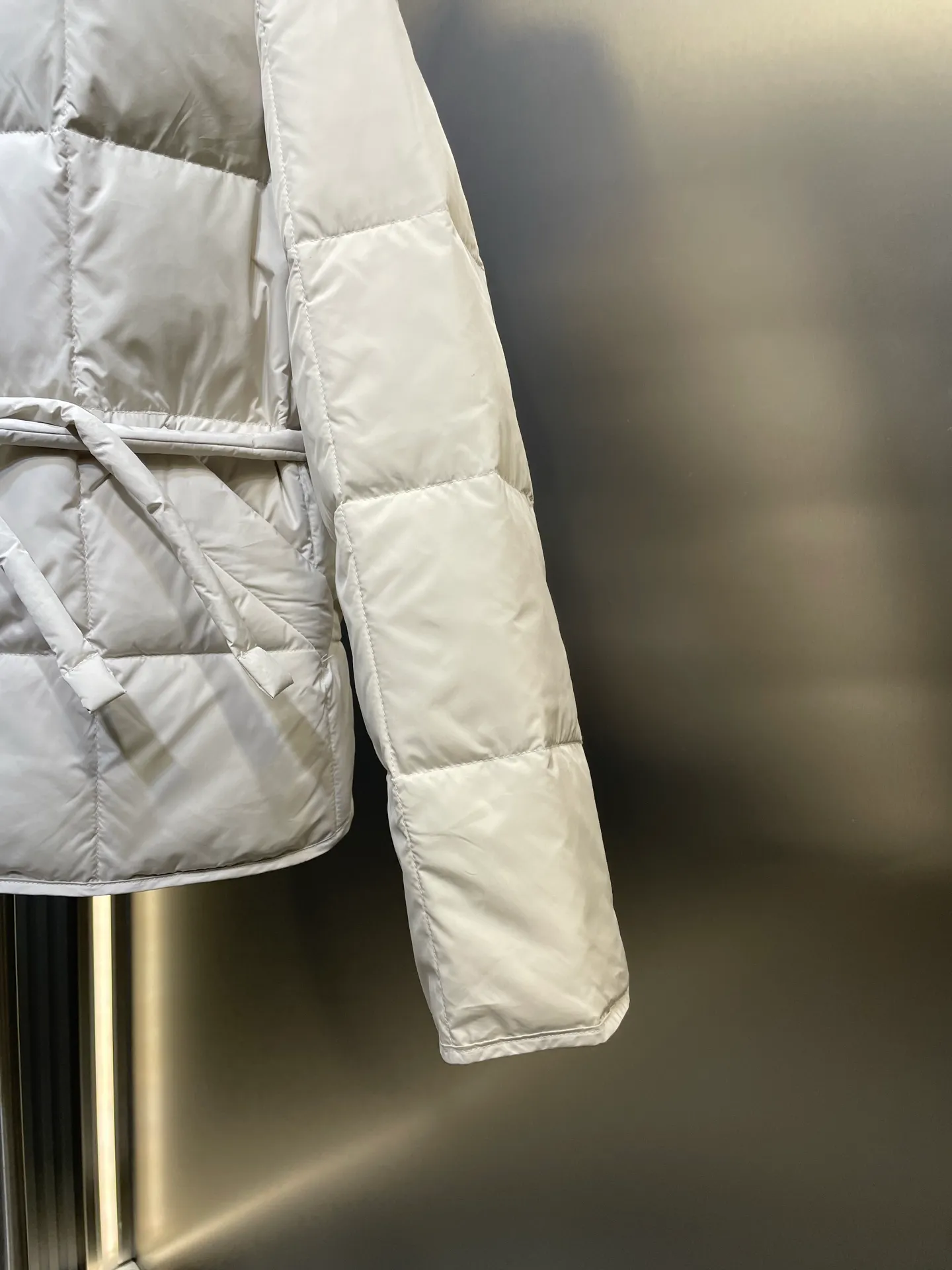 P710 moncler🌟 Bread down jacket, high-definition matte fabric, national standard down filling, light and warm fabric, very thick and fluffy, super clean apricot color, versatile black, really good-looking, molded hardware, perfect details, this year's super popular bread jacket style, super strappy upper body, classic version interpretation of autumn and winter layering style, warm weapon size: s m l