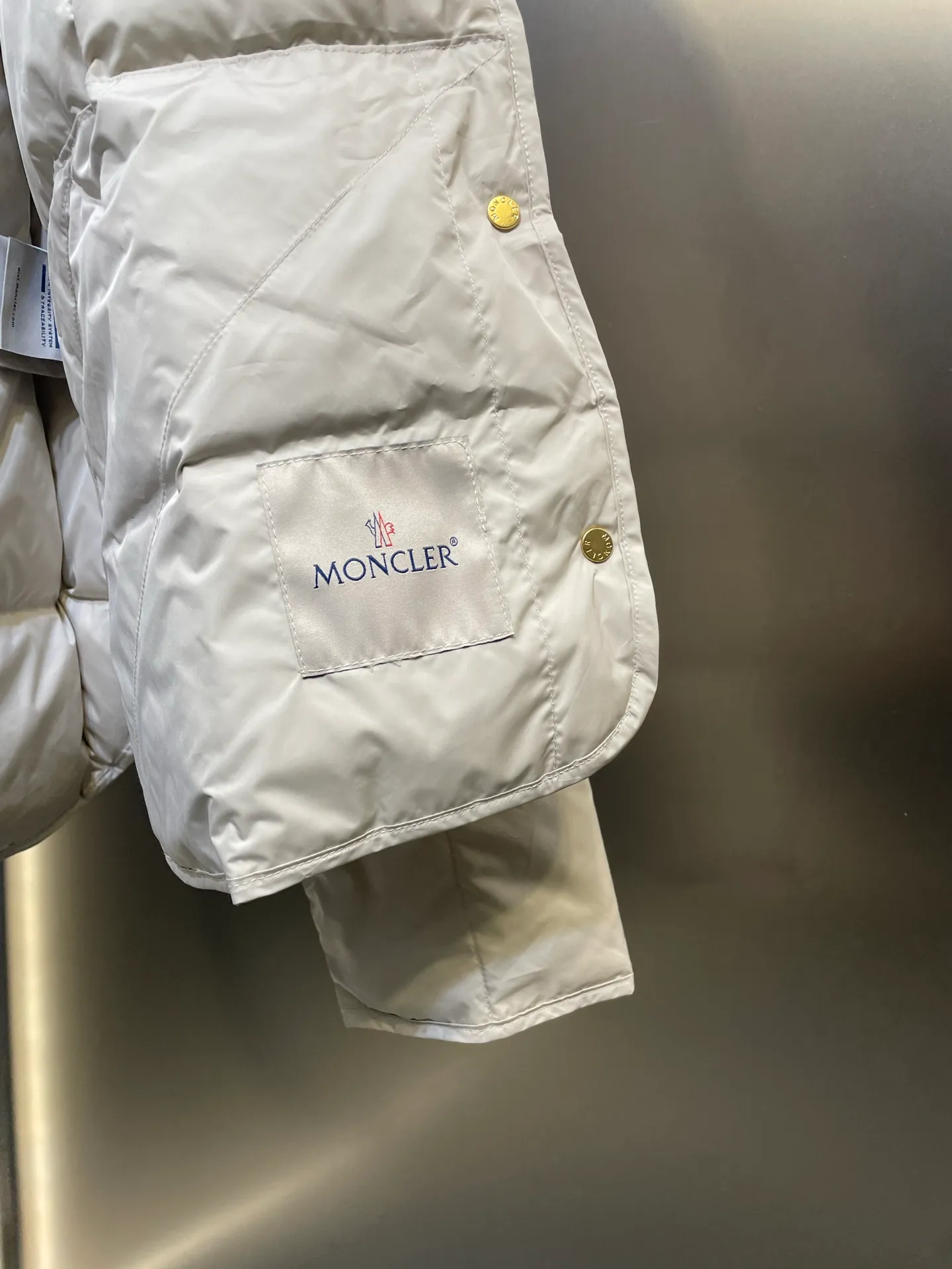 P710 moncler🌟 Bread down jacket, high-definition matte fabric, national standard down filling, light and warm fabric, very thick and fluffy, super clean apricot color, versatile black, really good-looking, molded hardware, perfect details, this year's super popular bread jacket style, super strappy upper body, classic version interpretation of autumn and winter layering style, warm weapon size: s m l