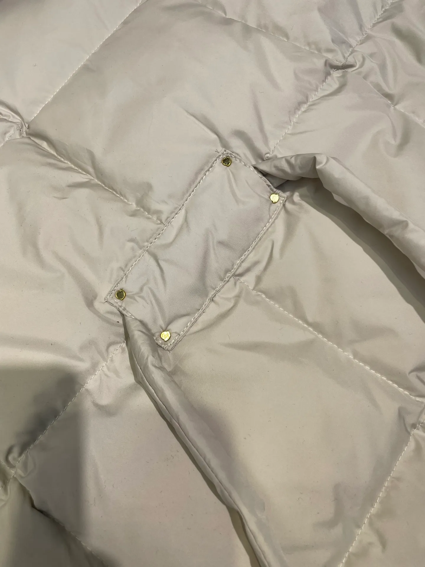 P710 moncler🌟 Bread down jacket, high-definition matte fabric, national standard down filling, light and warm fabric, very thick and fluffy, super clean apricot color, versatile black, really good-looking, molded hardware, perfect details, this year's super popular bread jacket style, super strappy upper body, classic version interpretation of autumn and winter layering style, warm weapon size: s m l