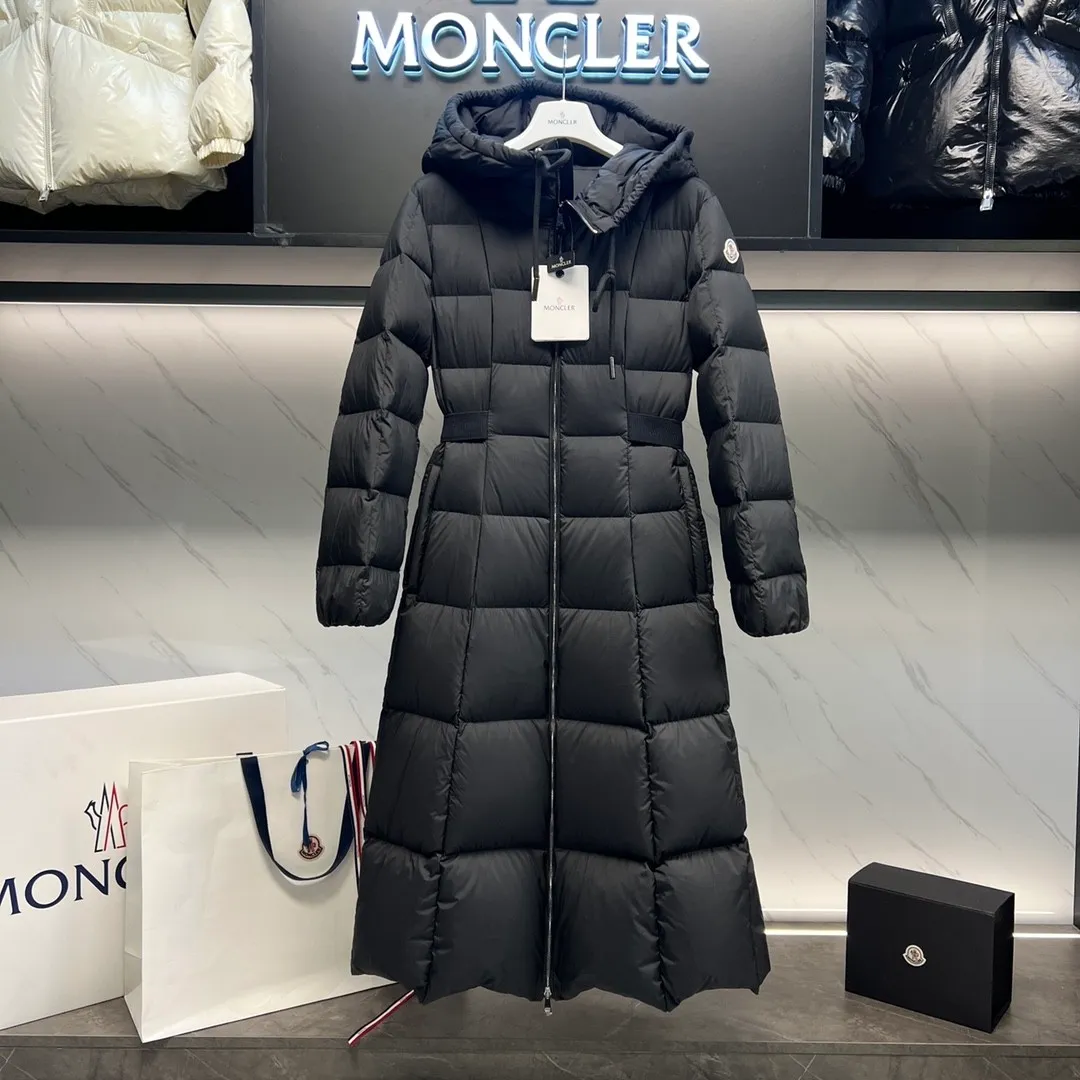 P900 Special Down ⬆️Moncler's new winter product Faucon Long Down for Women (⚠️ Special grade goose down filling, tag barcode model number corresponds to the official website, tag has built-in NFC inductor anti-counterfeiting, this filling technology is in the skirt, super downy) hot style that the fugitive princess must buy Faucon Women's Long Down interprets classic items in new proportions, showing impeccable fashion style. Product Details Faucon long down is made of polyester fiber fabric and has a slim, wide silhouette with a nipped-in waist. The Longue saison lining is lightweight and the three-dimensional hood adds a finishing touch to the style. Made of polyester fabric •Longue saison lining •Down filling •Adjustable hood •Zipper closure •Zip pockets •Elastic waist •Logo patch Size: 0-3 Fairy Style