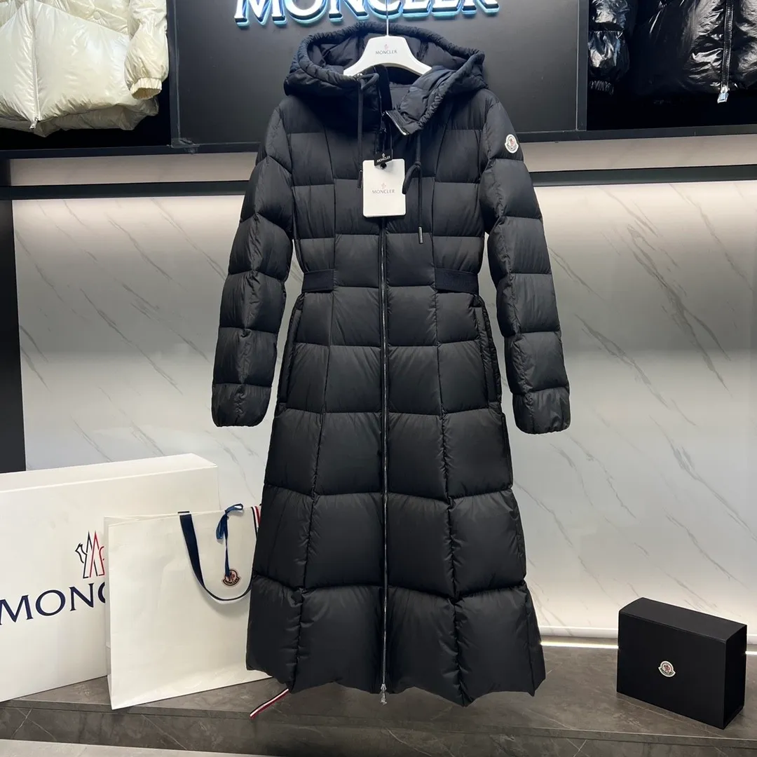P900 Special Down ⬆️Moncler's new winter product Faucon Long Down for Women (⚠️ Special grade goose down filling, tag barcode model number corresponds to the official website, tag has built-in NFC inductor anti-counterfeiting, this filling technology is in the skirt, super downy) hot style that the fugitive princess must buy Faucon Women's Long Down interprets classic items in new proportions, showing impeccable fashion style. Product Details Faucon long down is made of polyester fiber fabric and has a slim, wide silhouette with a nipped-in waist. The Longue saison lining is lightweight and the three-dimensional hood adds a finishing touch to the style. Made of polyester fabric •Longue saison lining •Down filling •Adjustable hood •Zipper closure •Zip pockets •Elastic waist •Logo patch Size: 0-3 Fairy Style