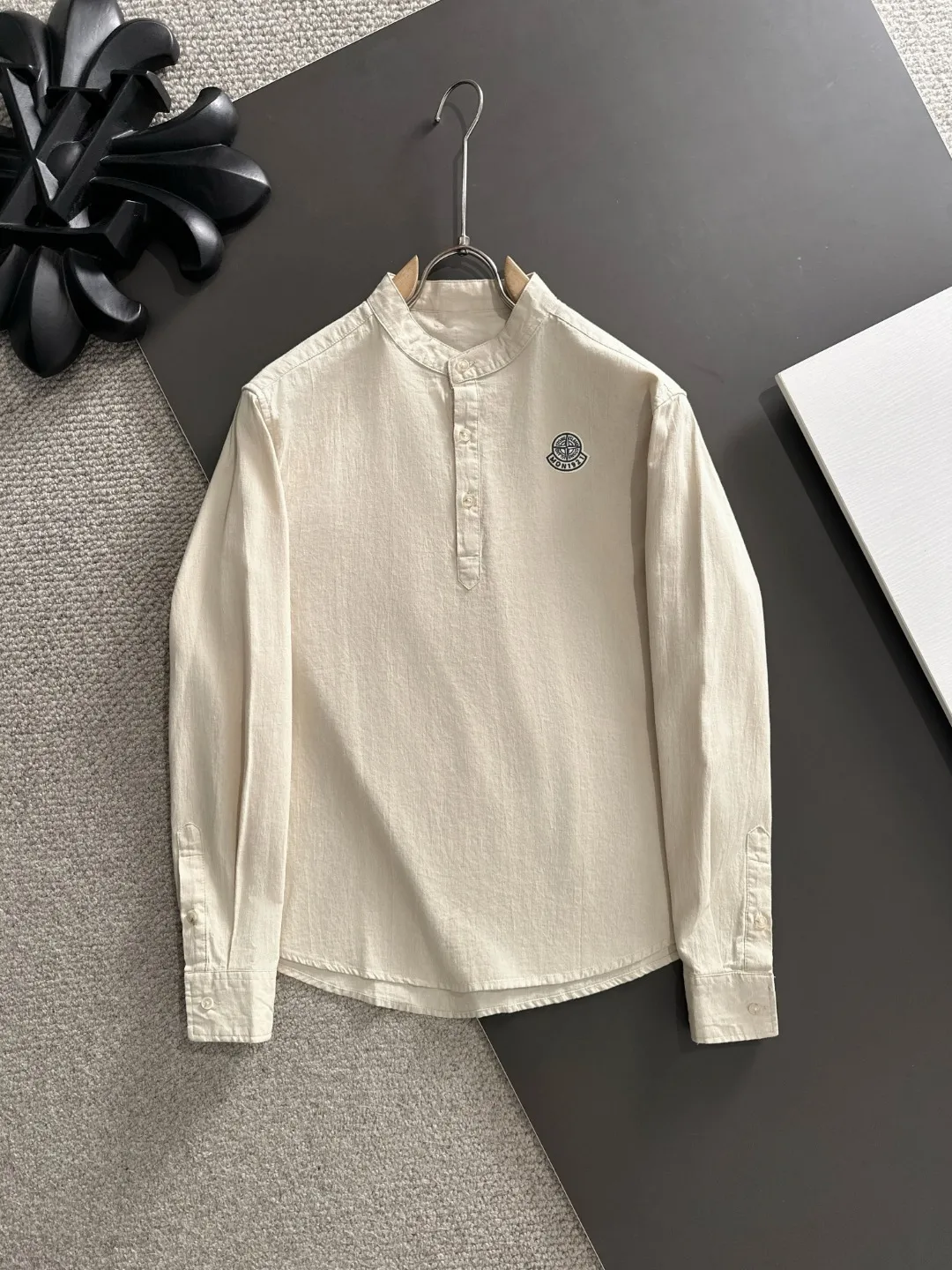 Next day shipment P360 MONCLER/Mongolian joint Stone Island Exclusive launch of 25ss new autumn and winter long sleeves Many celebrities have the same style. Craftsmanship that ordinary small workshops cannot copy. We are not afraid of any challenges in terms of materials, detail restoration and craftsmanship, just to provide you with wonderful products. Compare the top original versions at will. No expense is spared just to make it better. Unique imported fabric feel. Purely imported German machine production. Precision operation and 10,000-needle density. A complete set of new accessories with three standards for simultaneous customization. The upper body is versatile and fashionable. It is a perfect choice for autumn and winter. It is a must-have item. Size chart: M to XXXL (or please state your height and weight when placing an order)