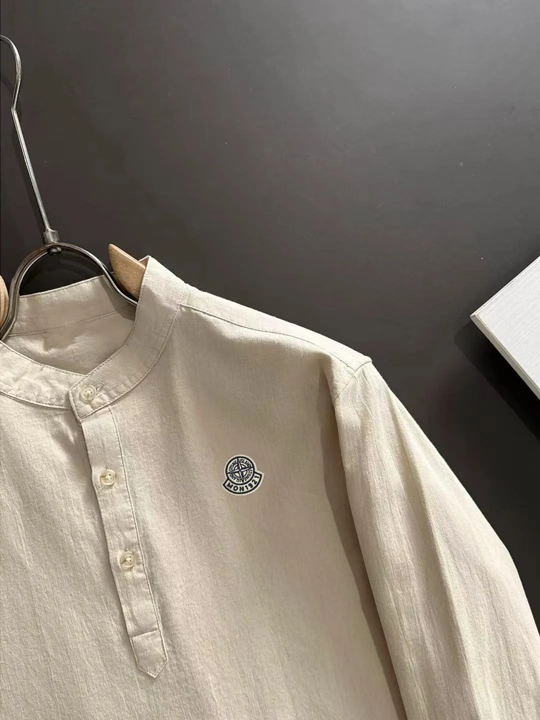 Next day shipment P360 MONCLER/Mongolian joint Stone Island Exclusive launch of 25ss new autumn and winter long sleeves Many celebrities have the same style. Craftsmanship that ordinary small workshops cannot copy. We are not afraid of any challenges in terms of materials, detail restoration and craftsmanship, just to provide you with wonderful products. Compare the top original versions at will. No expense is spared just to make it better. Unique imported fabric feel. Purely imported German machine production. Precision operation and 10,000-needle density. A complete set of new accessories with three standards for simultaneous customization. The upper body is versatile and fashionable. It is a perfect choice for autumn and winter. It is a must-have item. Size chart: M to XXXL (or please state your height and weight when placing an order)