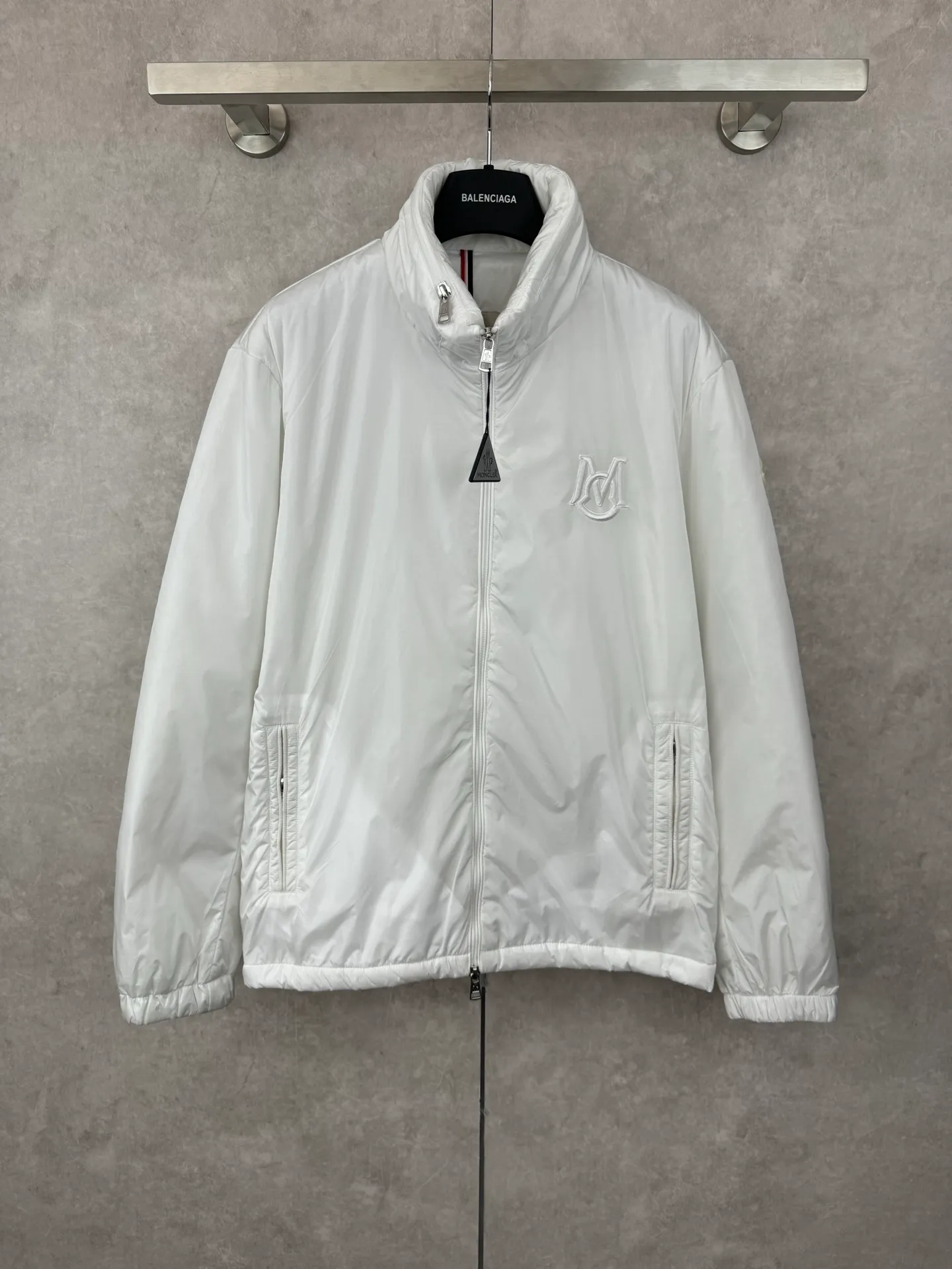 P640 Moncler 25SS new cotton jacket SIZE 1/2/3/4 This Ouge jacket combines streamlined beauty and practical function, and is made of nylon fabric. This functional fabric has a silky feel. It offers protection when you need it while offering a sleek silhouette with a removable pull-out hood. It is embellished with the same color monogram details, the sleeves are decorated with Meng family armbands, zipper closure, zipper pockets, and the elasticity of the hem is adjustable. It is both warm and handsome. It is a must-have item for autumn. It is suitable for both men and women. Highly recommended! Color: black white