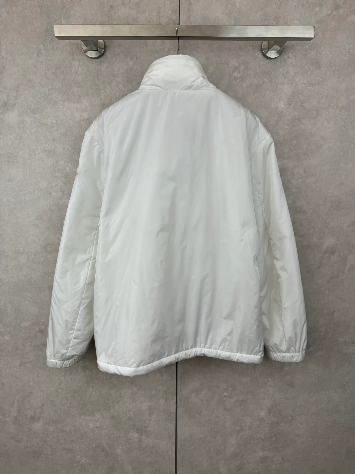 P640 Moncler 25SS new cotton jacket SIZE 1/2/3/4 This Ouge jacket combines streamlined beauty and practical function, and is made of nylon fabric. This functional fabric has a silky feel. It offers protection when you need it while offering a sleek silhouette with a removable pull-out hood. It is embellished with the same color monogram details, the sleeves are decorated with Meng family armbands, zipper closure, zipper pockets, and the elasticity of the hem is adjustable. It is both warm and handsome. It is a must-have item for autumn. It is suitable for both men and women. Highly recommended! Color: black white